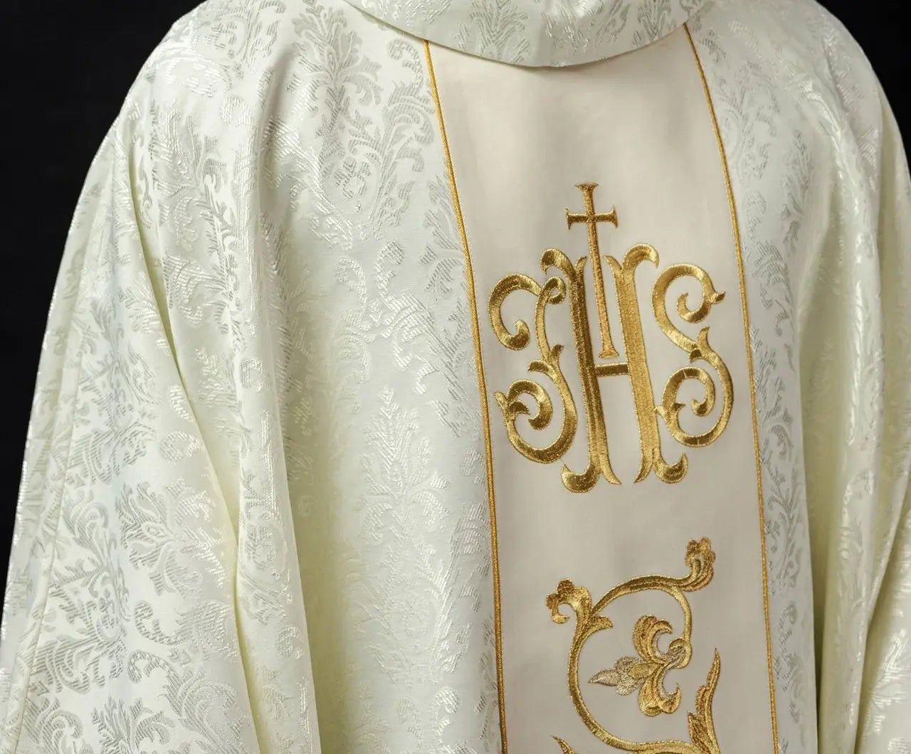 Chasuble liturgique écrue avec ceinture IHS richement décorée