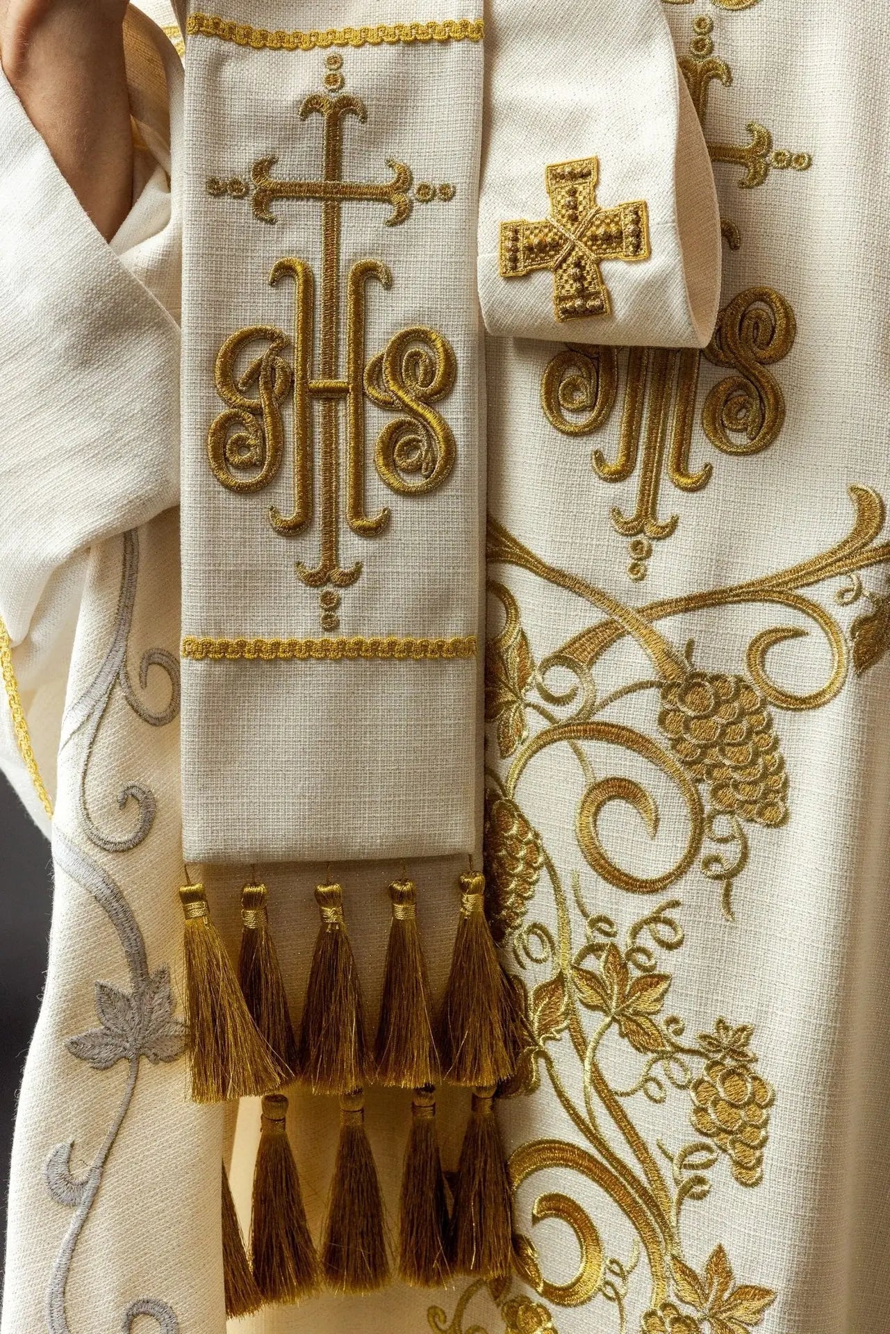 Chasuble liturgique brodée avec IHS et motifs de vigne en écru