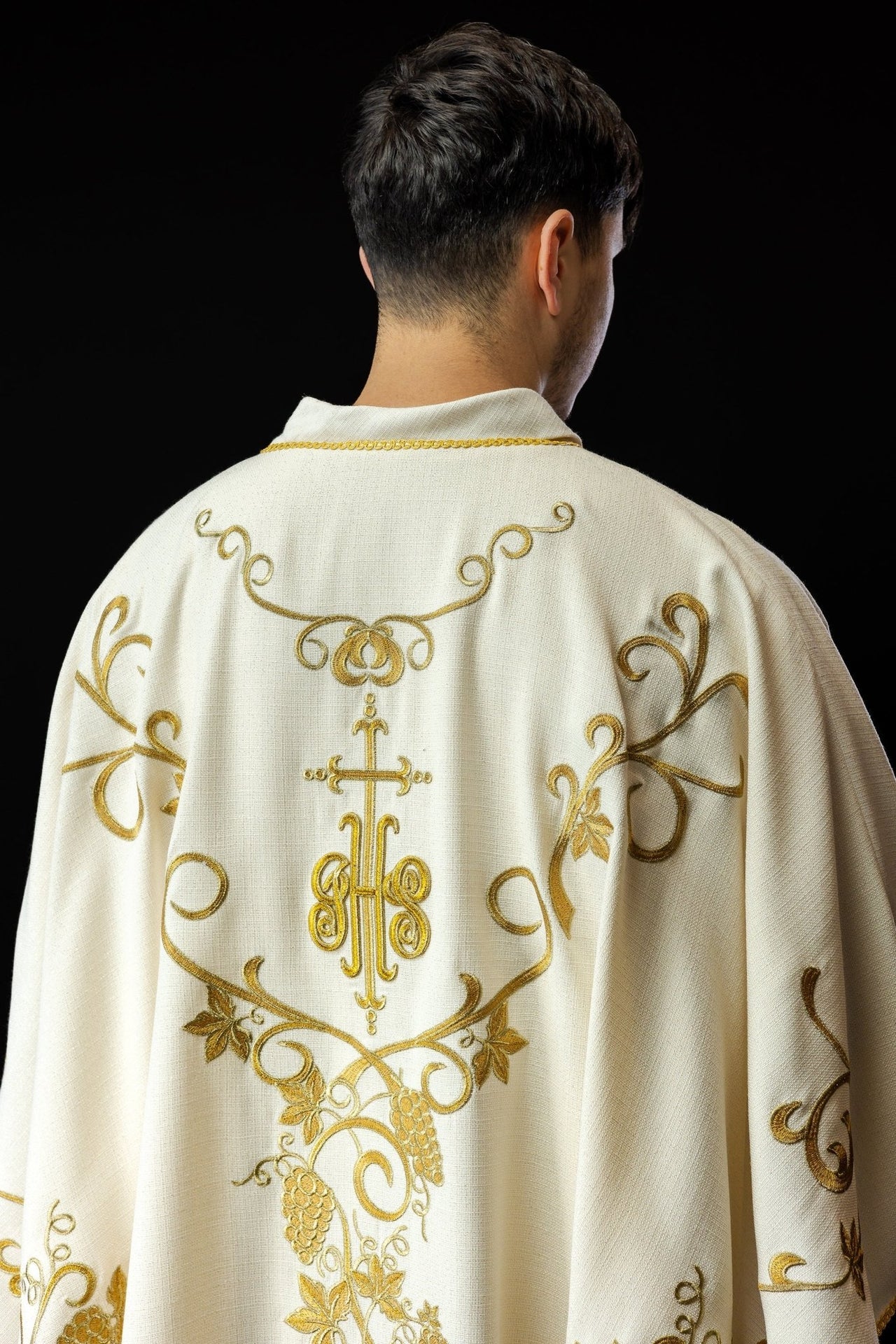 Ornat liturgiczny ecru zdobiony haftem IHS i winogronami