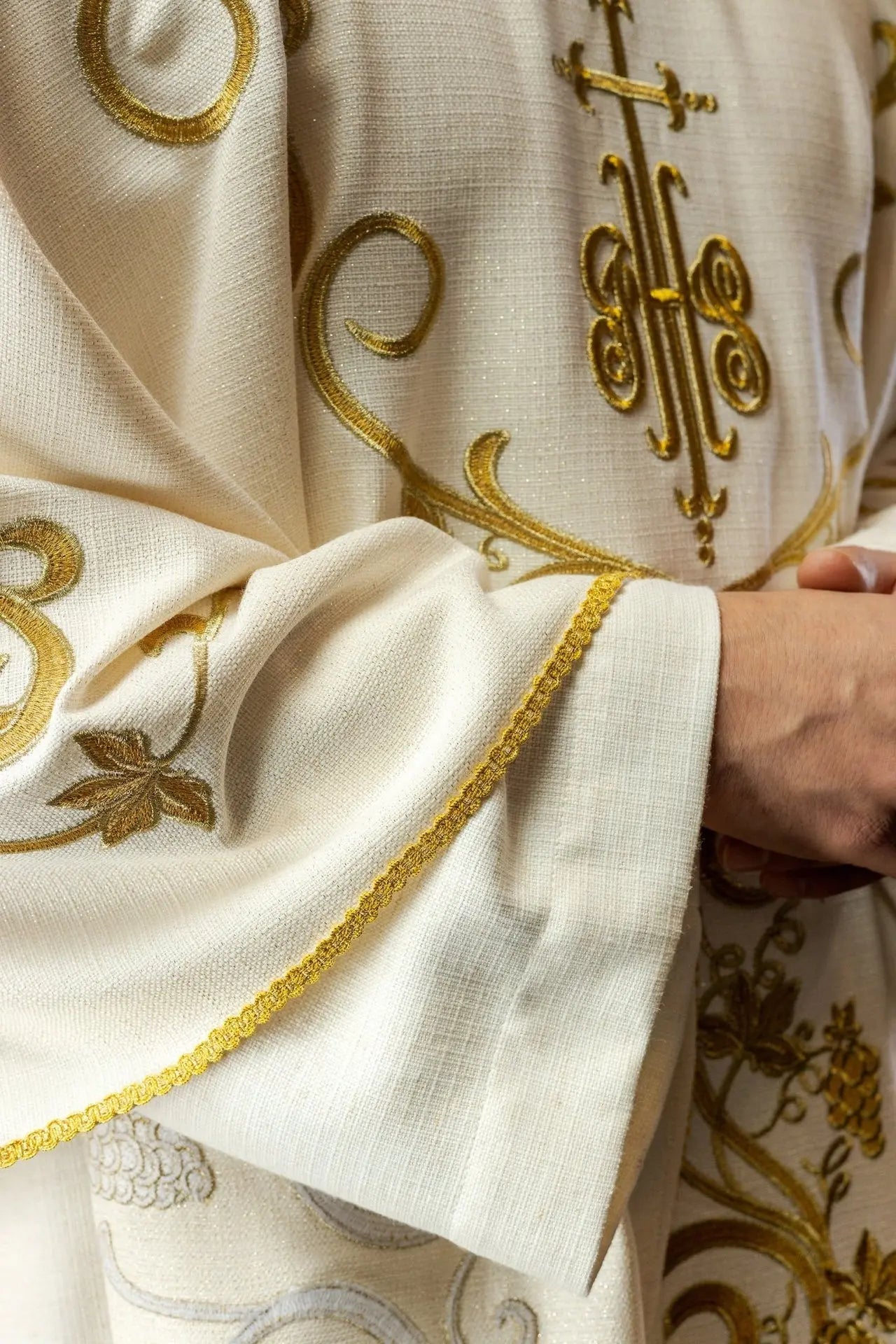 Chasuble liturgique brodée avec IHS et motifs de vigne en écru