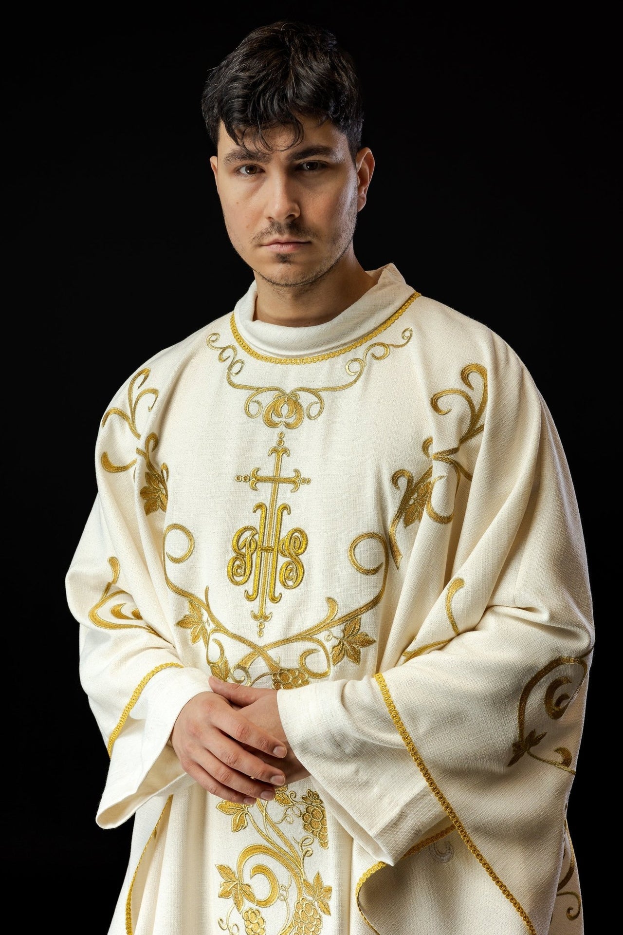 Ornat liturgiczny ecru zdobiony haftem IHS i winogronami