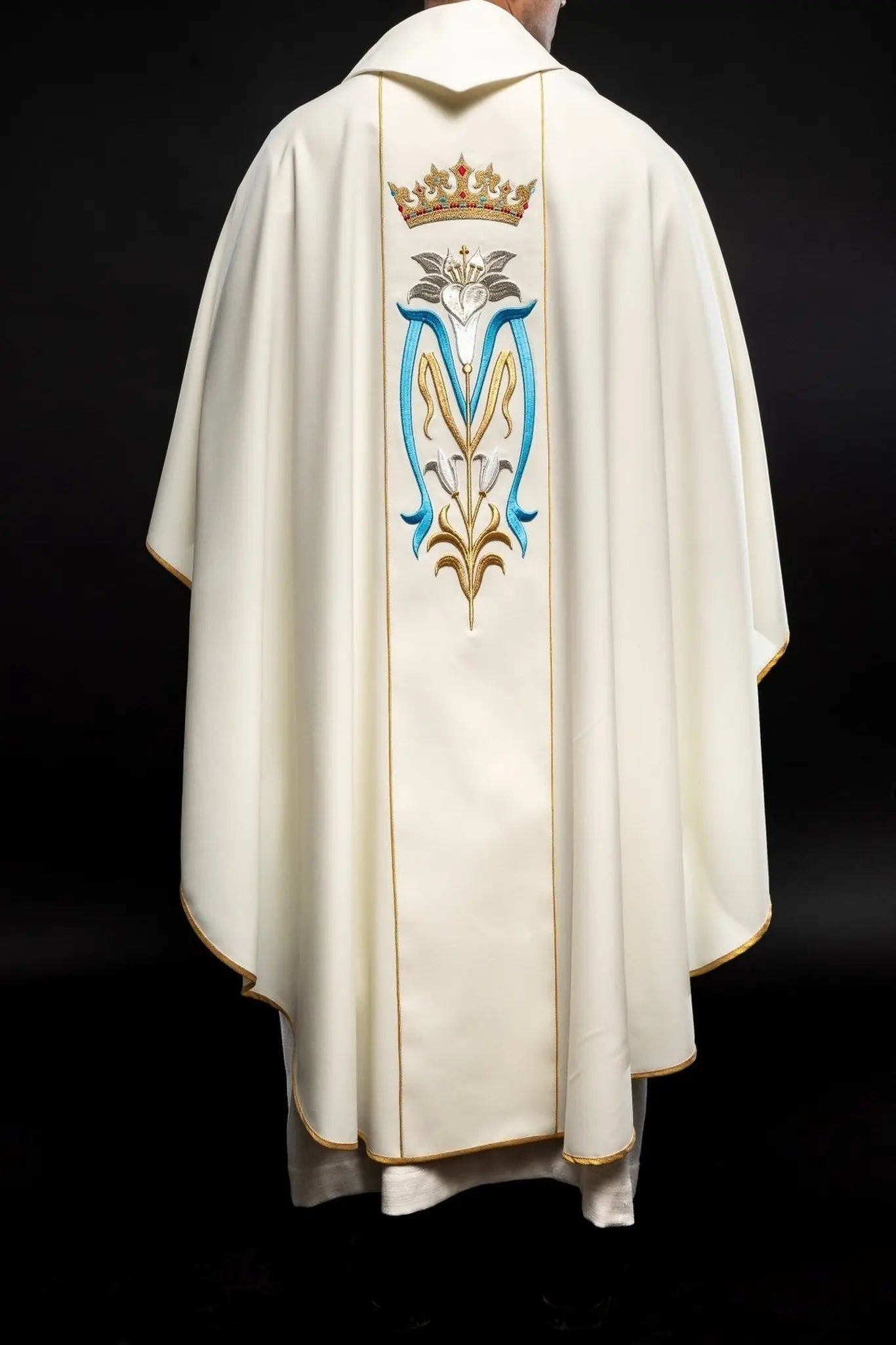 Chasuble liturgique mariale brodée avec couronne écrue