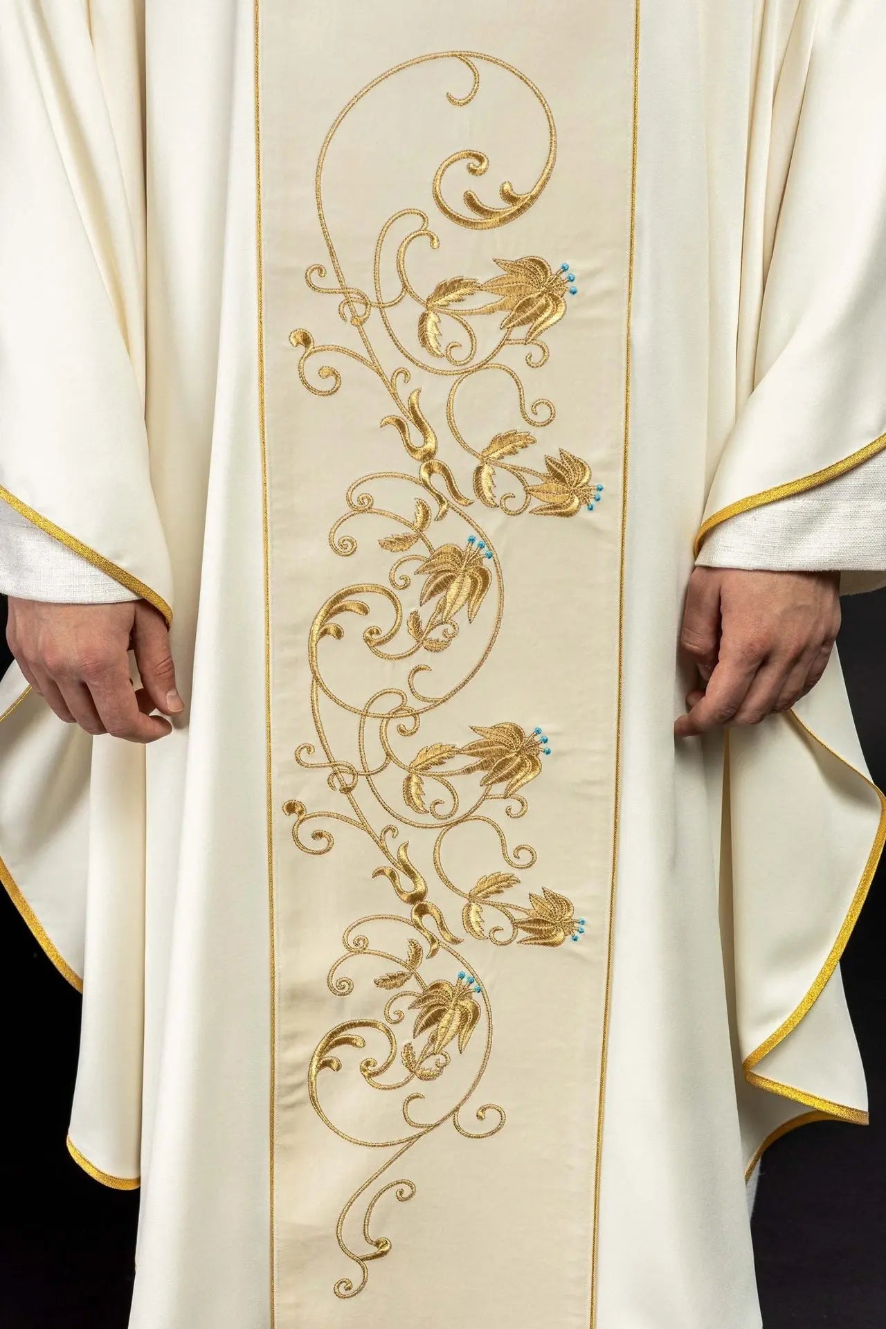 Chasuble liturgique mariale avec ceinture en velours écru