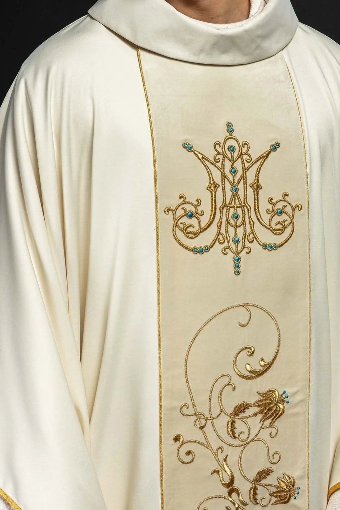 Chasuble liturgique mariale avec ceinture en velours écru