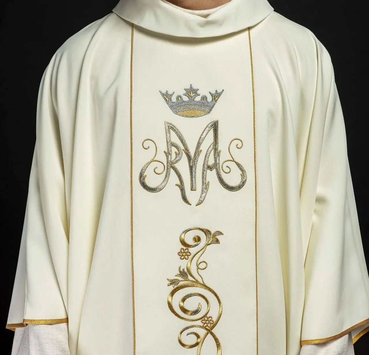 Chasuble liturgique mariale avec ceinture brodée écrue