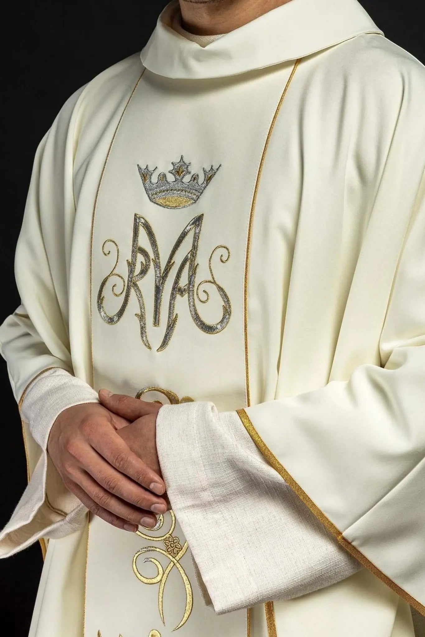 Chasuble liturgique mariale avec ceinture brodée écrue