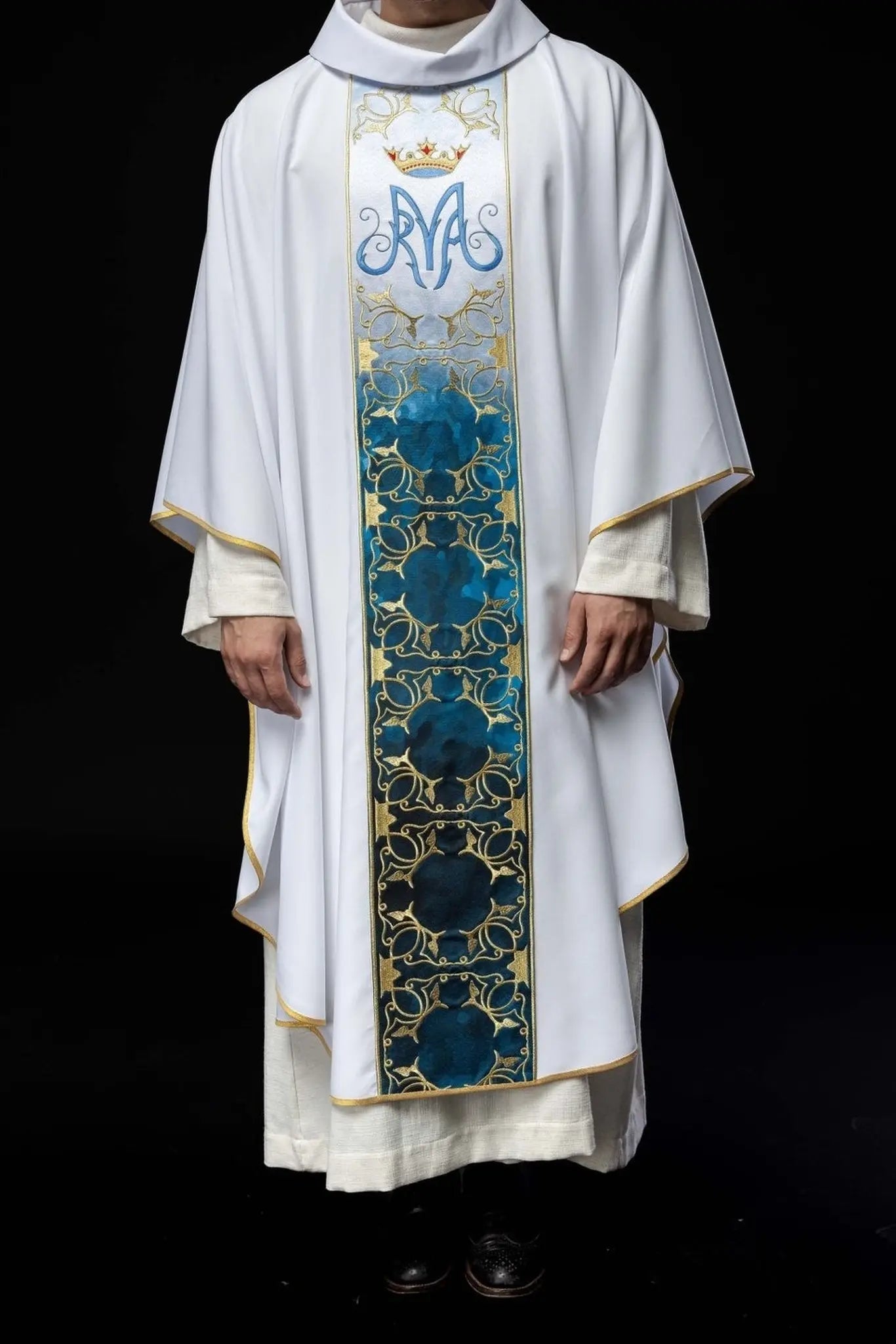 Chasuble liturgique mariale avec ceinture brodée et sublimée