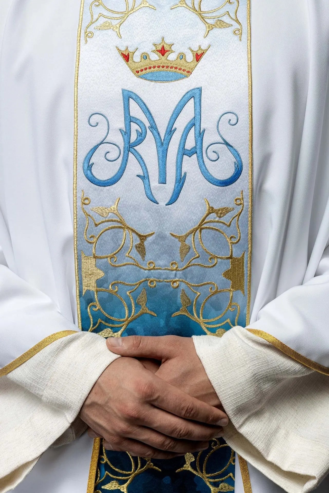 Chasuble liturgique mariale avec ceinture brodée et sublimée