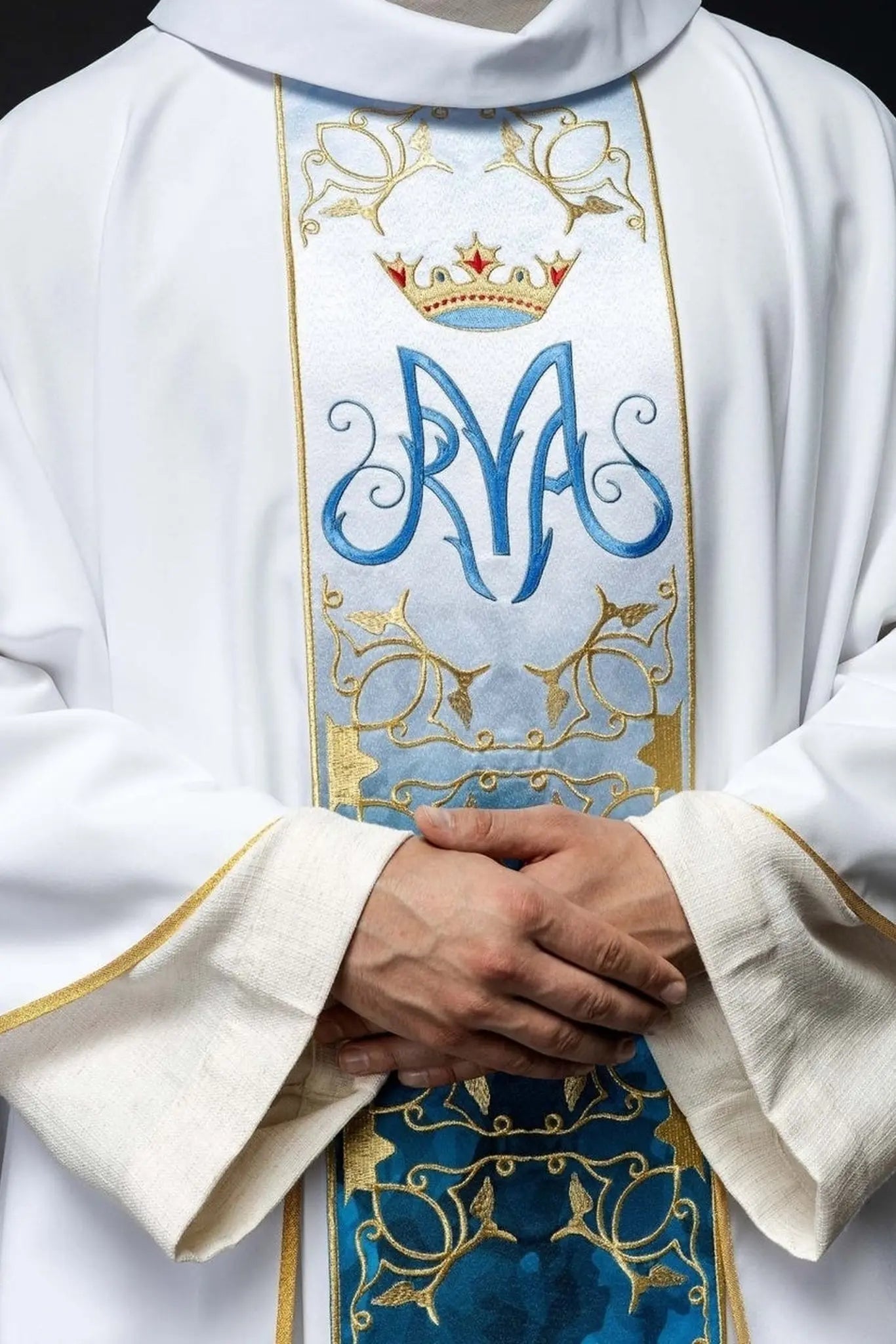 Chasuble liturgique mariale avec ceinture brodée et sublimée