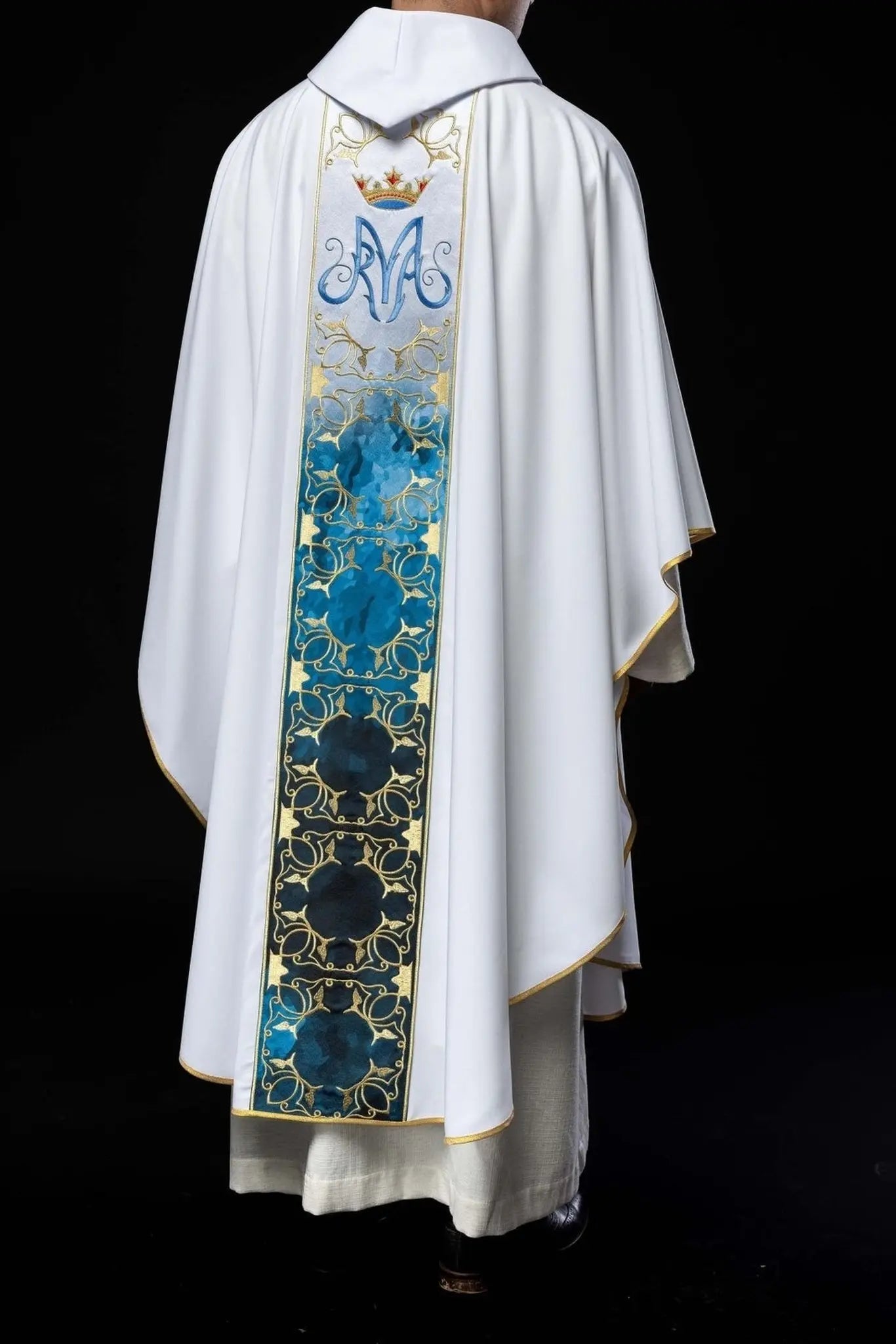 Chasuble liturgique mariale avec ceinture brodée et sublimée