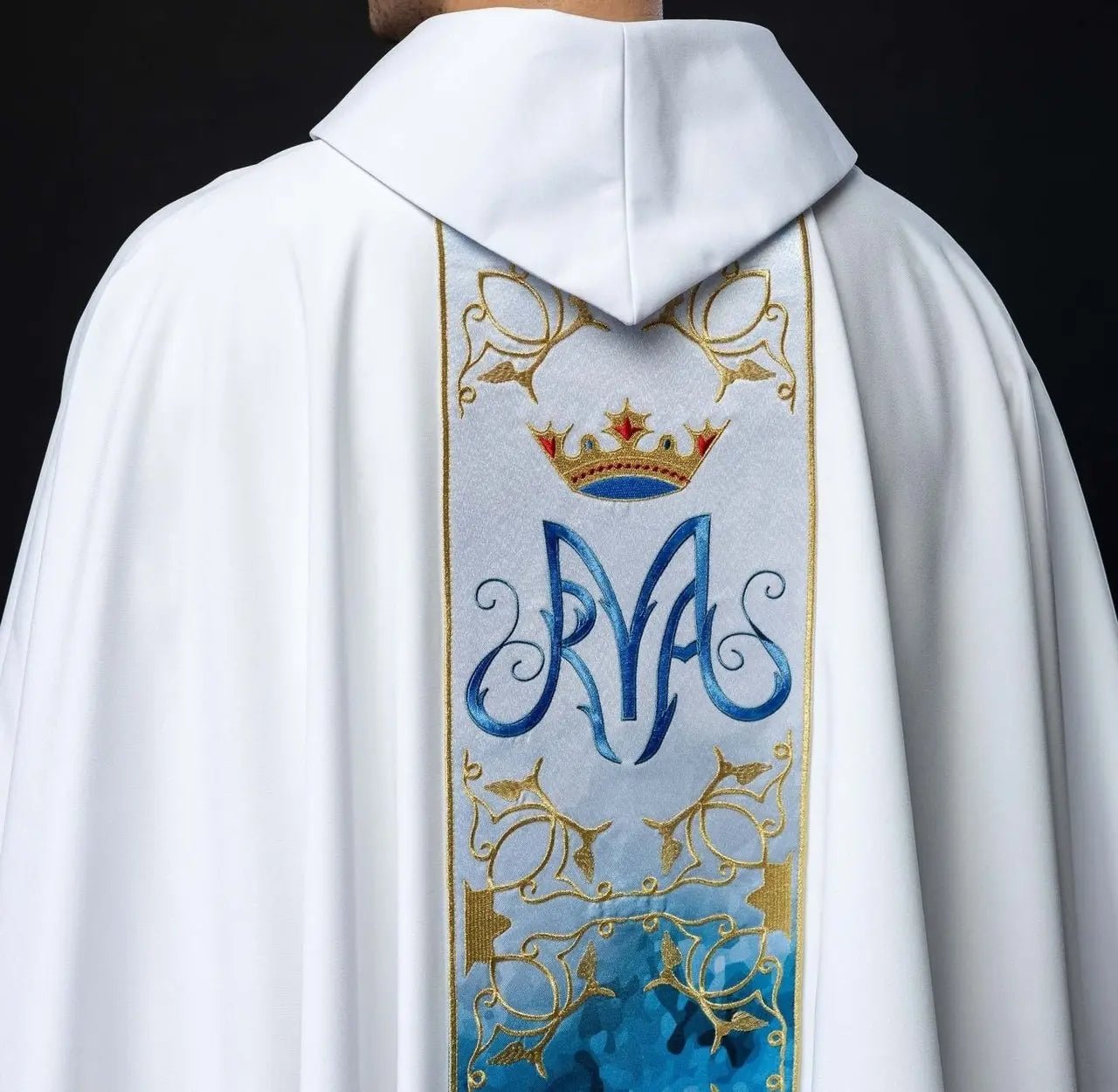 Chasuble liturgique mariale avec ceinture brodée et sublimée
