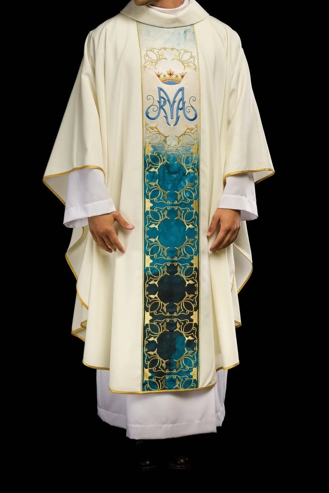 Chasuble liturgique mariale avec ceinture brodée et sublimée en écru