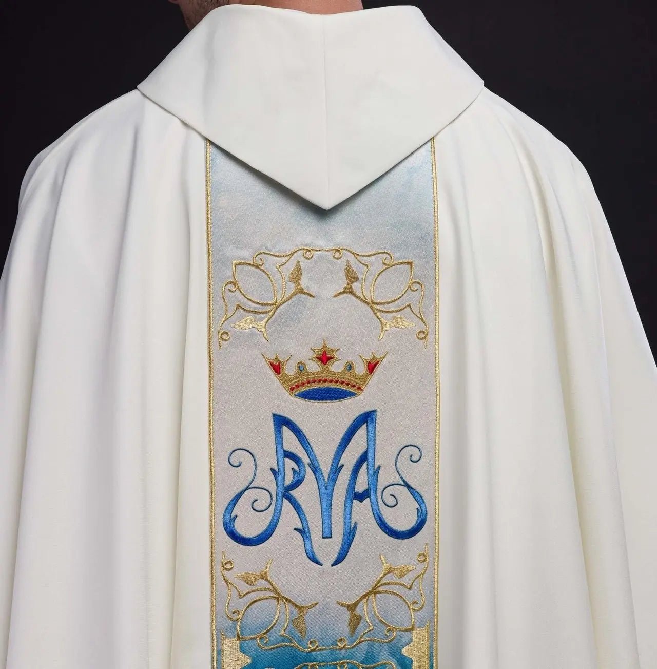 Chasuble liturgique mariale avec ceinture brodée et sublimée en écru