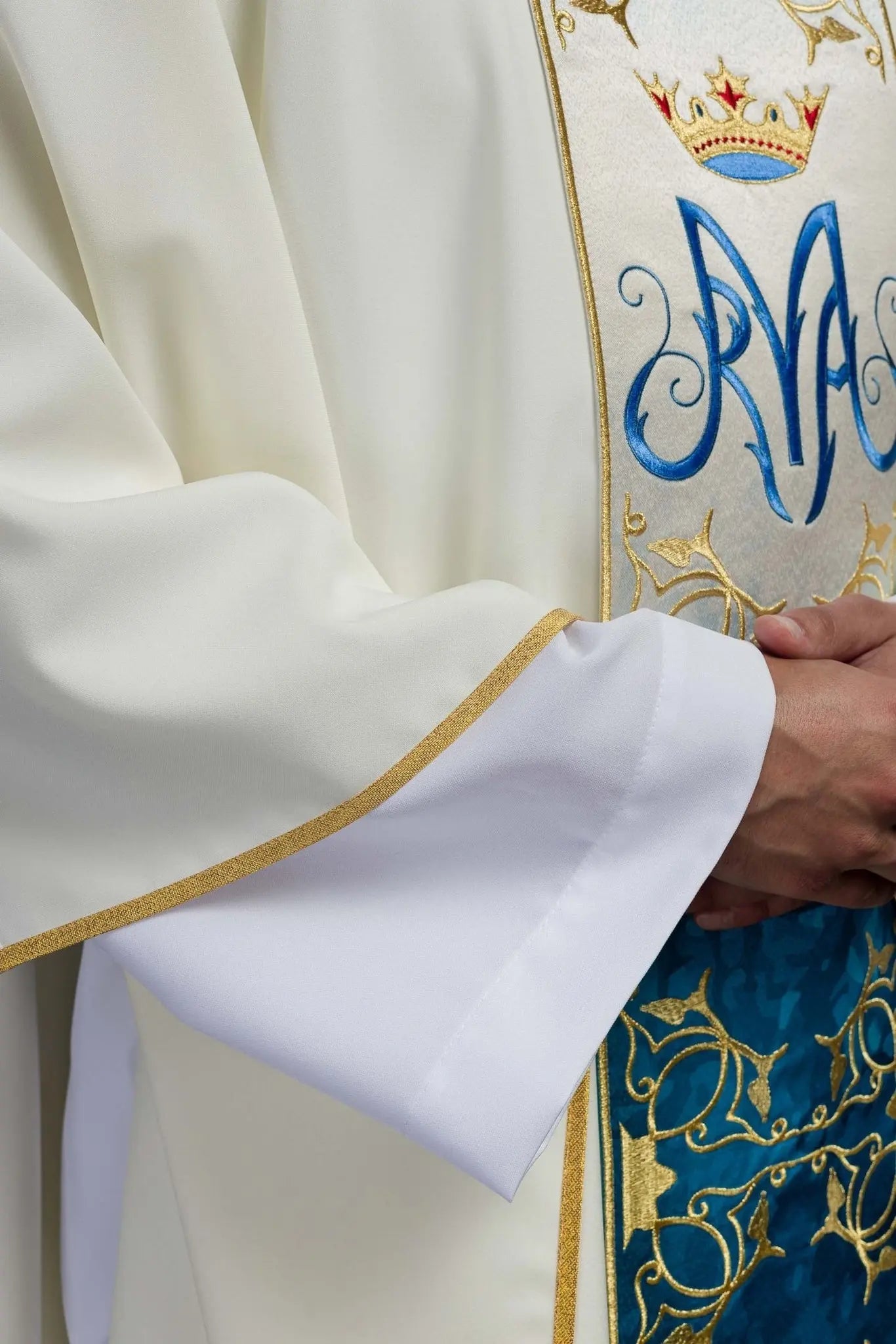 Chasuble liturgique mariale avec ceinture brodée et sublimée en écru