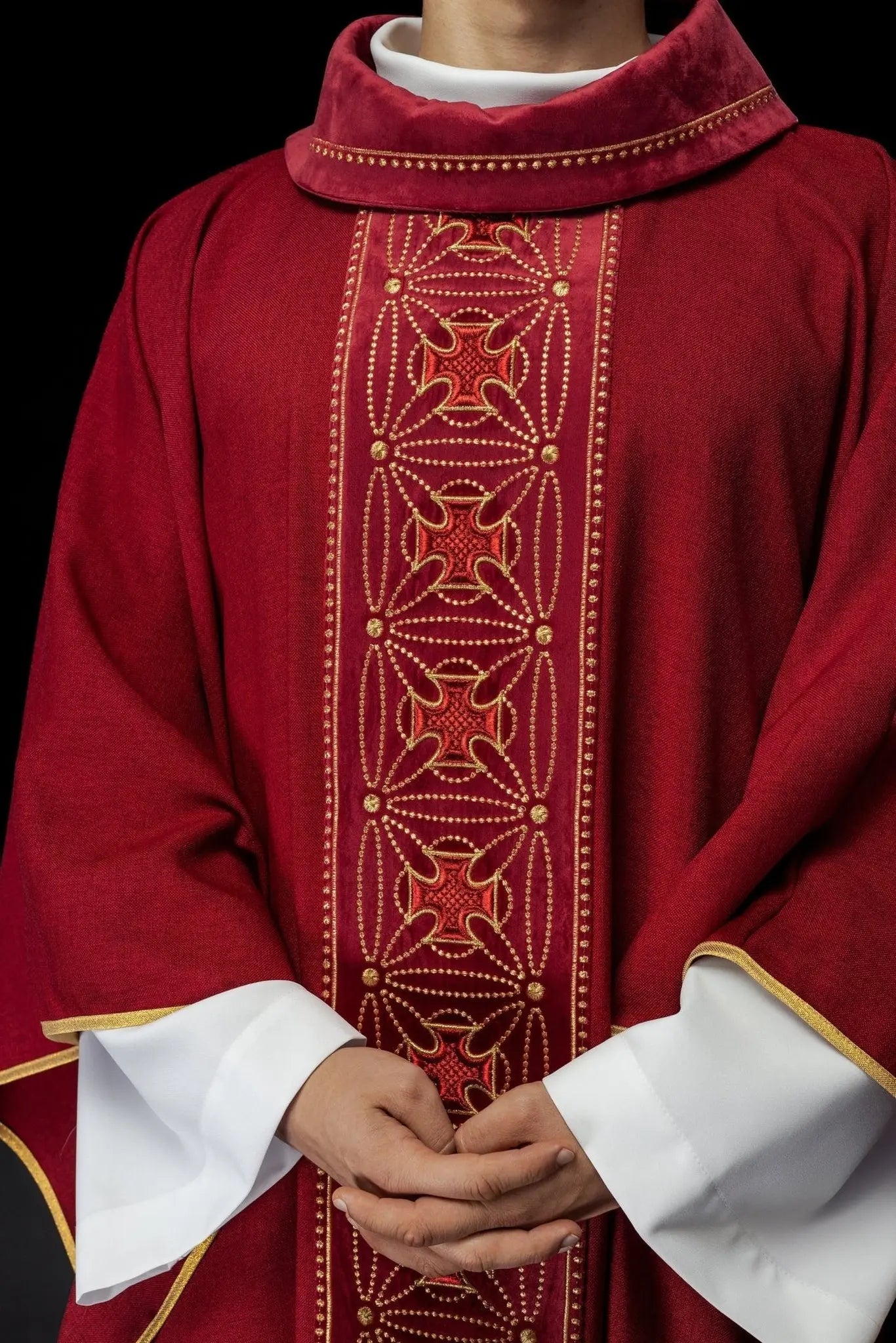 Chasuble liturgique avec ceinture richement décorée de croix en couleur rouge