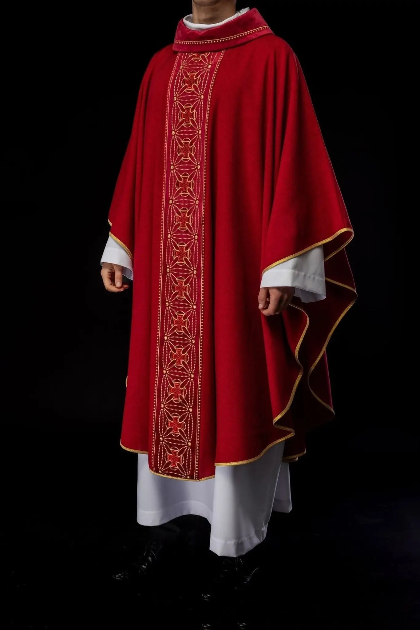 Chasuble liturgique avec ceinture richement décorée de croix en couleur rouge