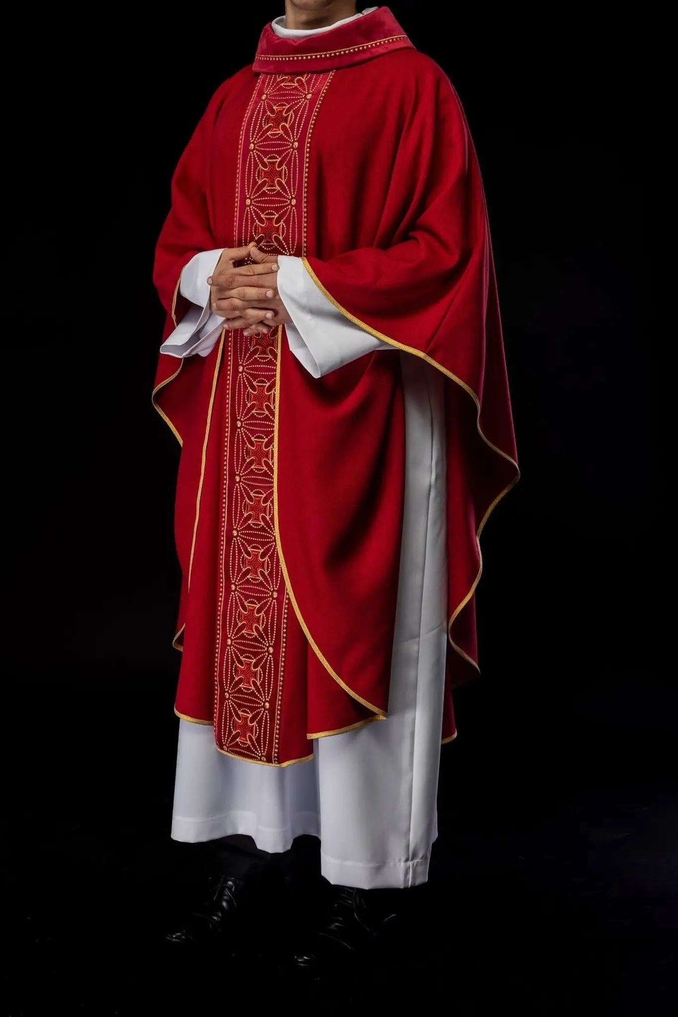 Liturgical chasuble with richly decorated belt with crosses in red color