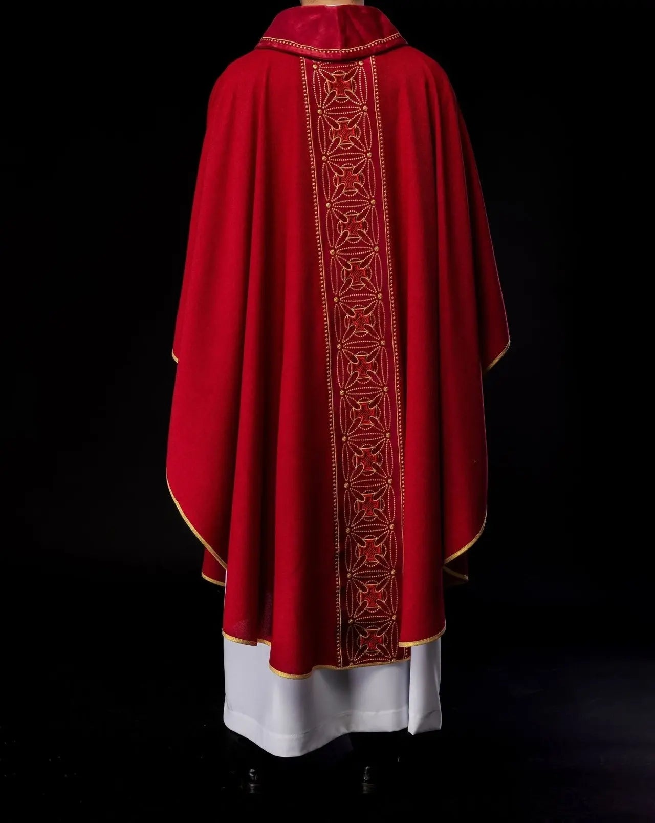 Chasuble liturgique avec ceinture richement décorée de croix en couleur rouge