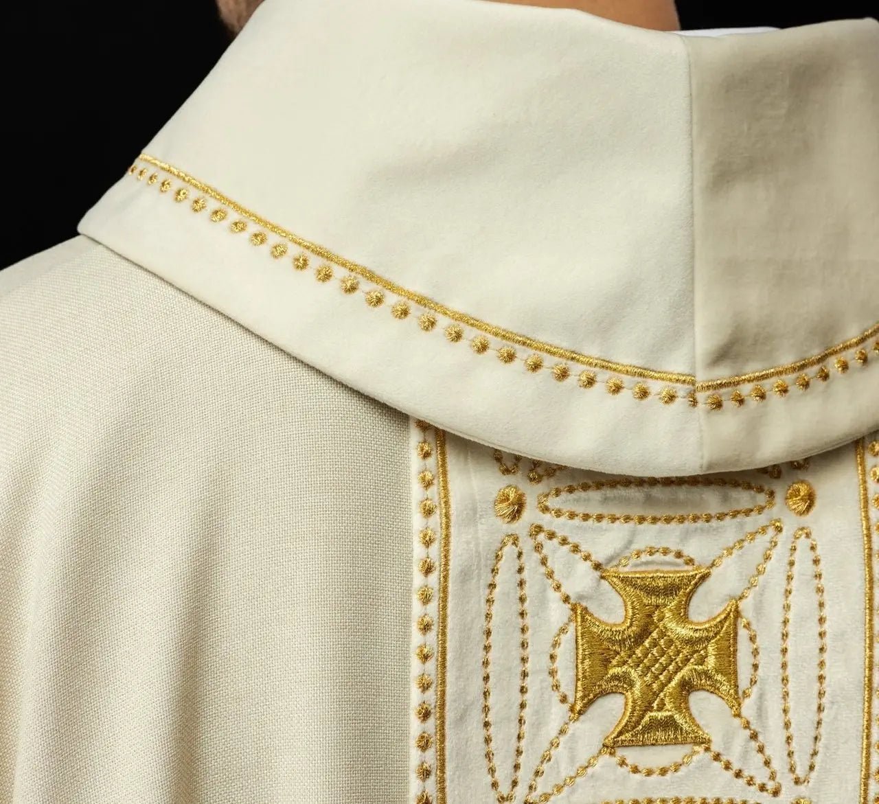 Chasuble liturgique avec ceinture richement décorée de croix en couleur écrue