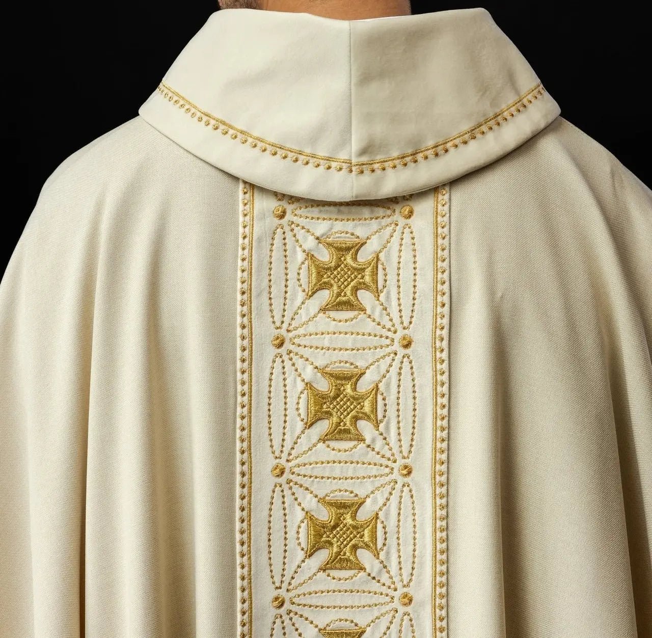 Chasuble liturgique avec ceinture richement décorée de croix en couleur écrue