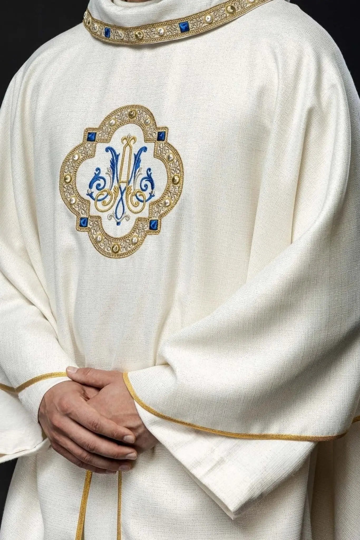 Chasuble liturgique avec emblème marial brodé – Honorer la Reine du Ciel