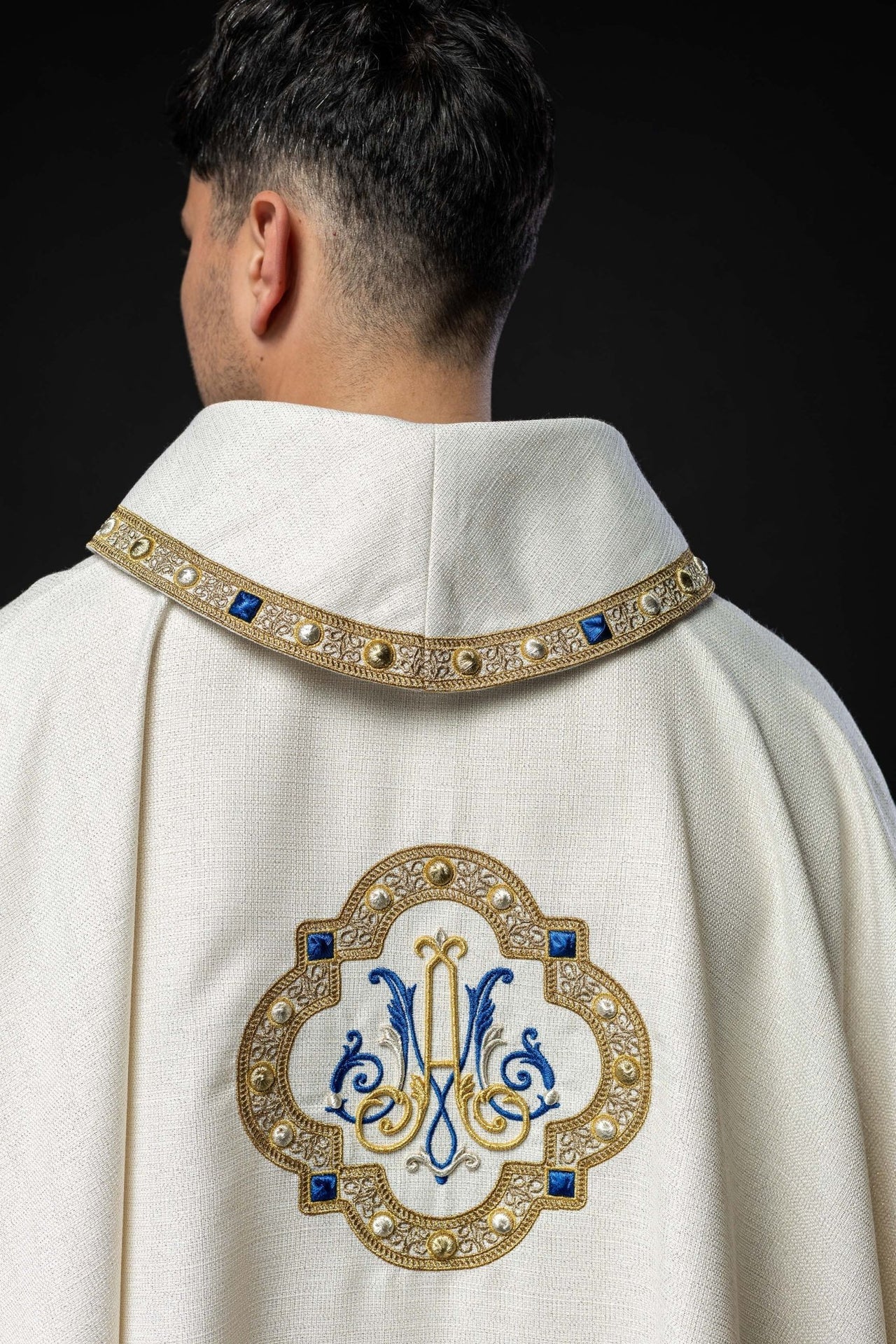 Ornat liturgiczny z haftowanym herbem Maryjnym