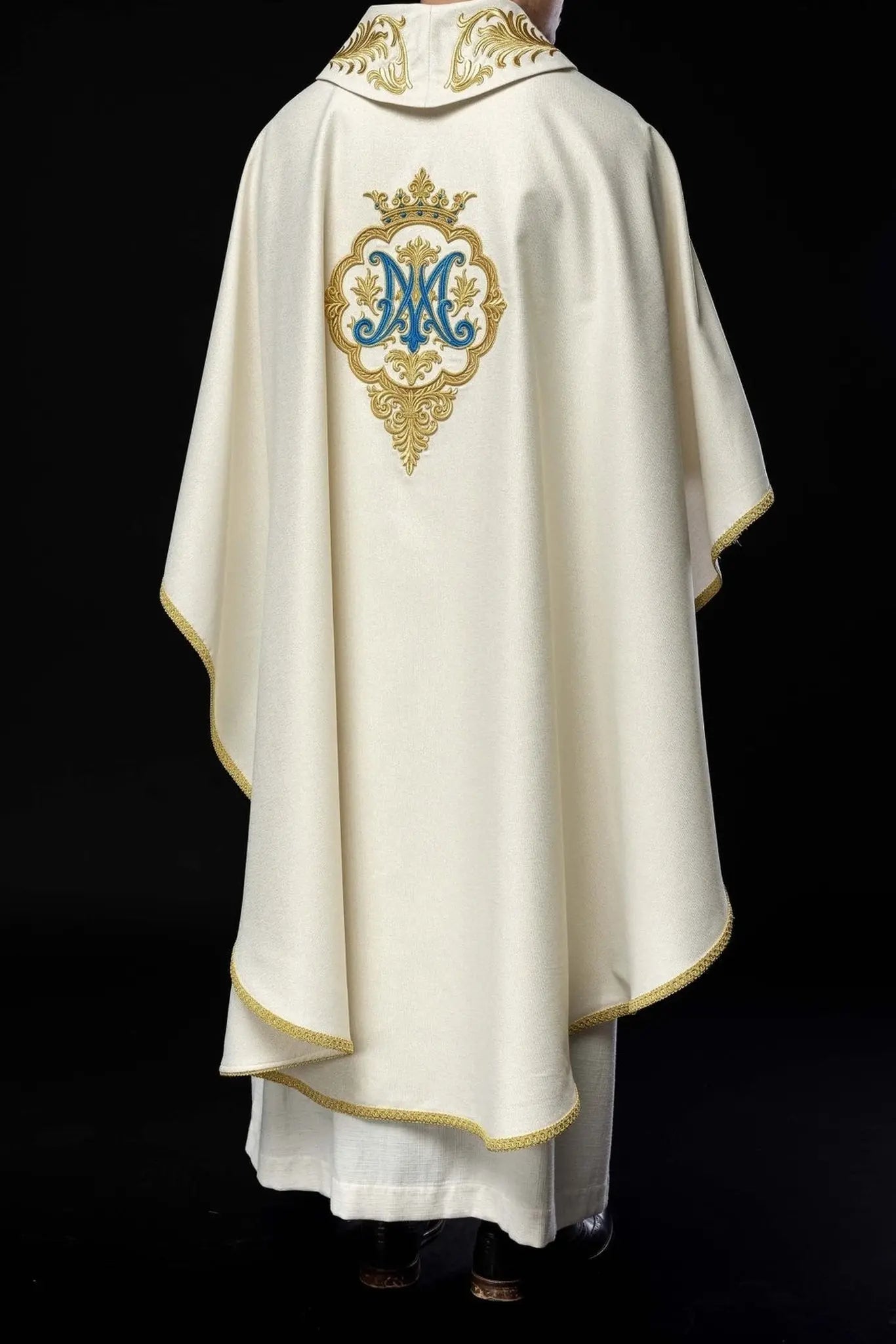 Chasuble liturgique avec blason marial brodé et couronne
