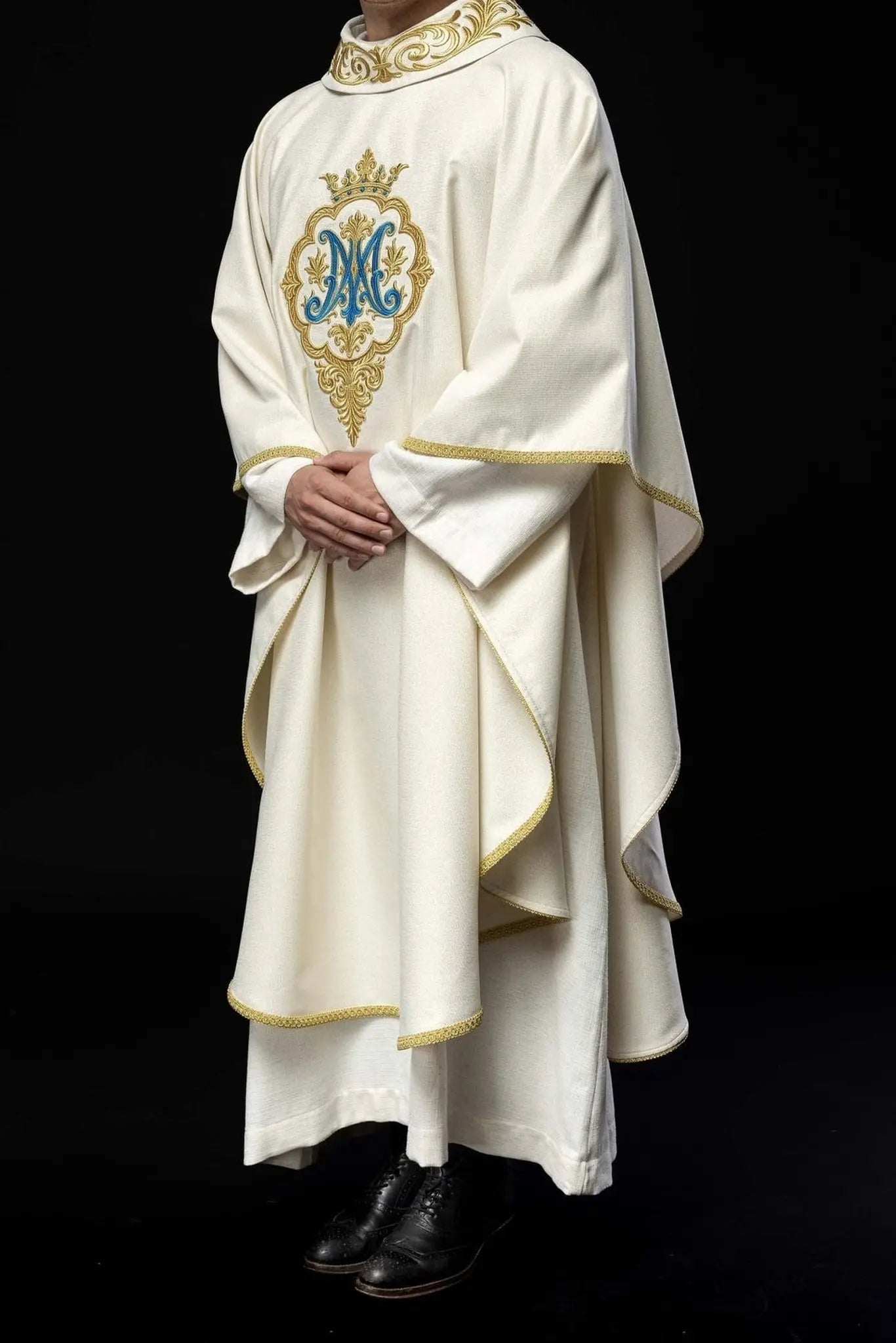 Chasuble liturgique avec blason marial brodé et couronne