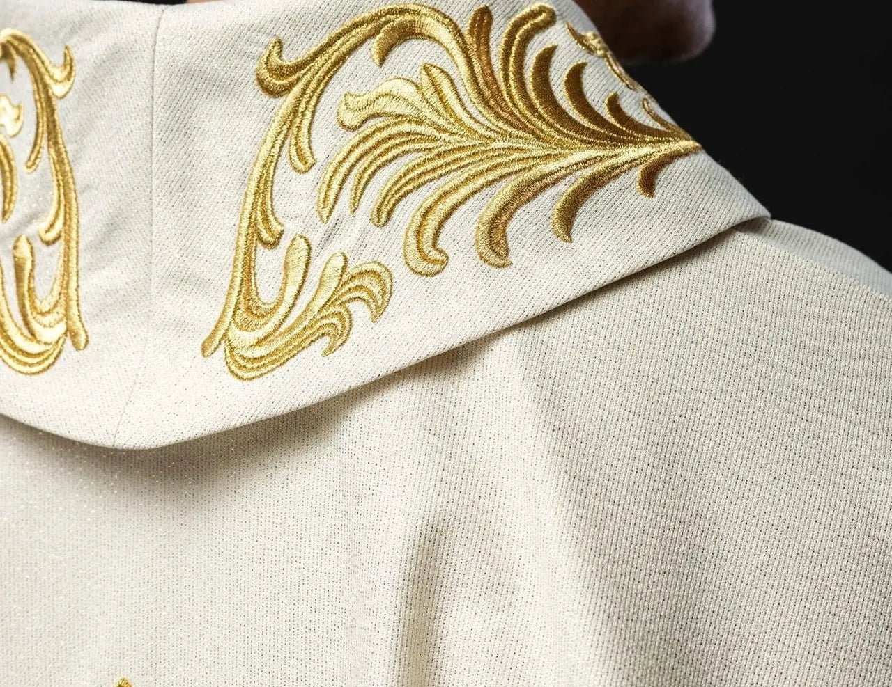 Chasuble liturgique avec blason marial brodé et couronne
