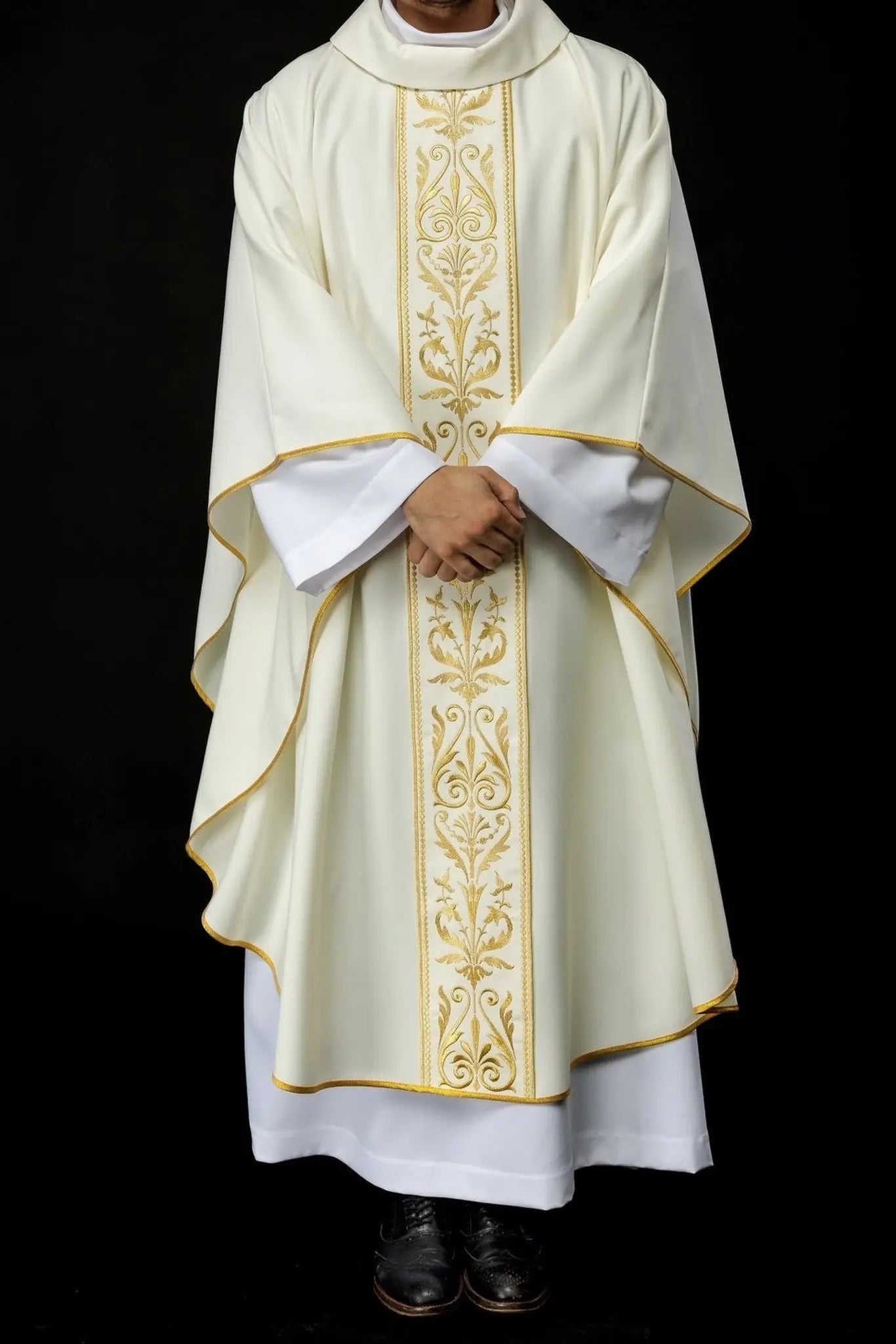 Liturgical chasuble with embroidered belt in ecru