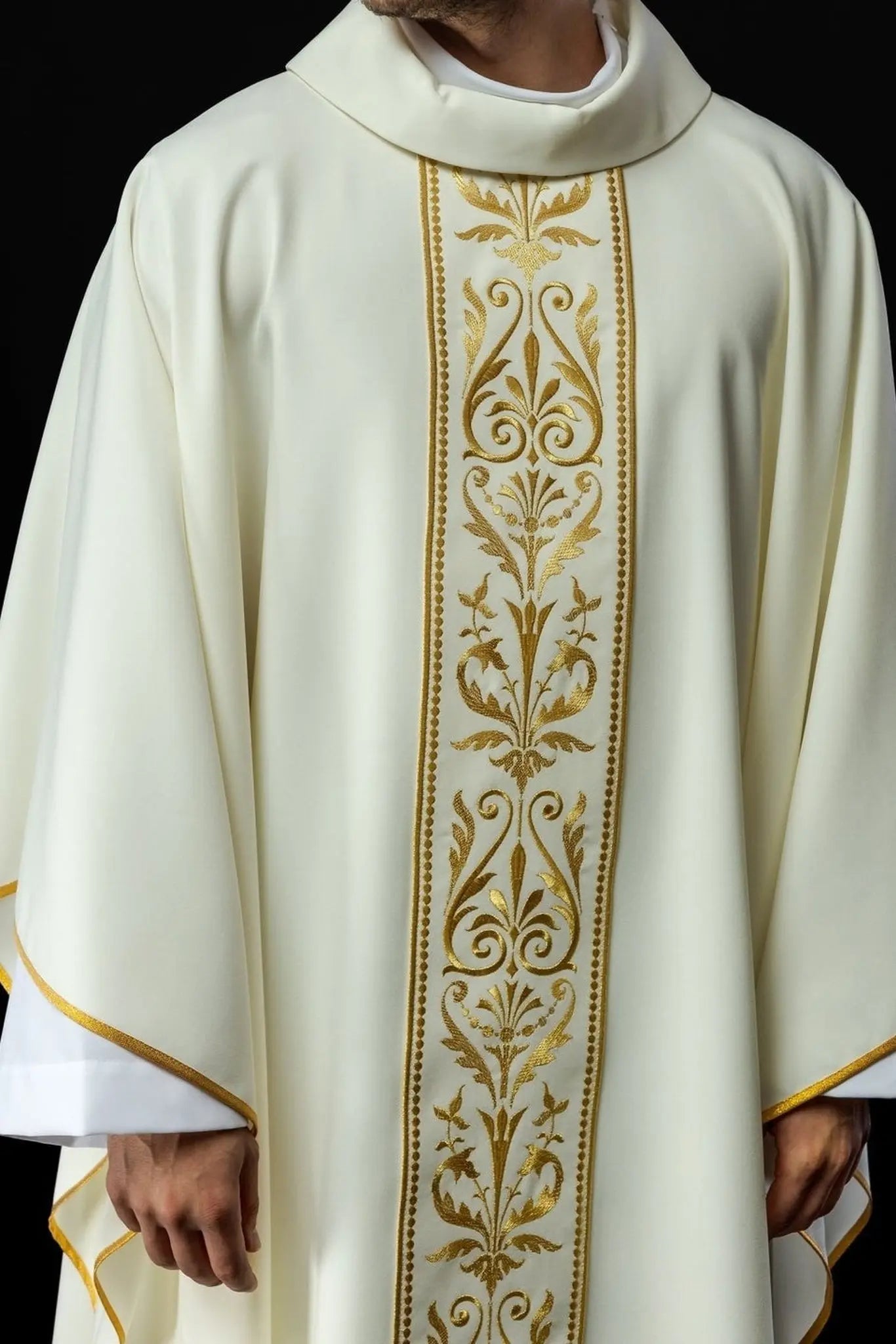 Chasuble liturgique avec ceinture brodée en écru