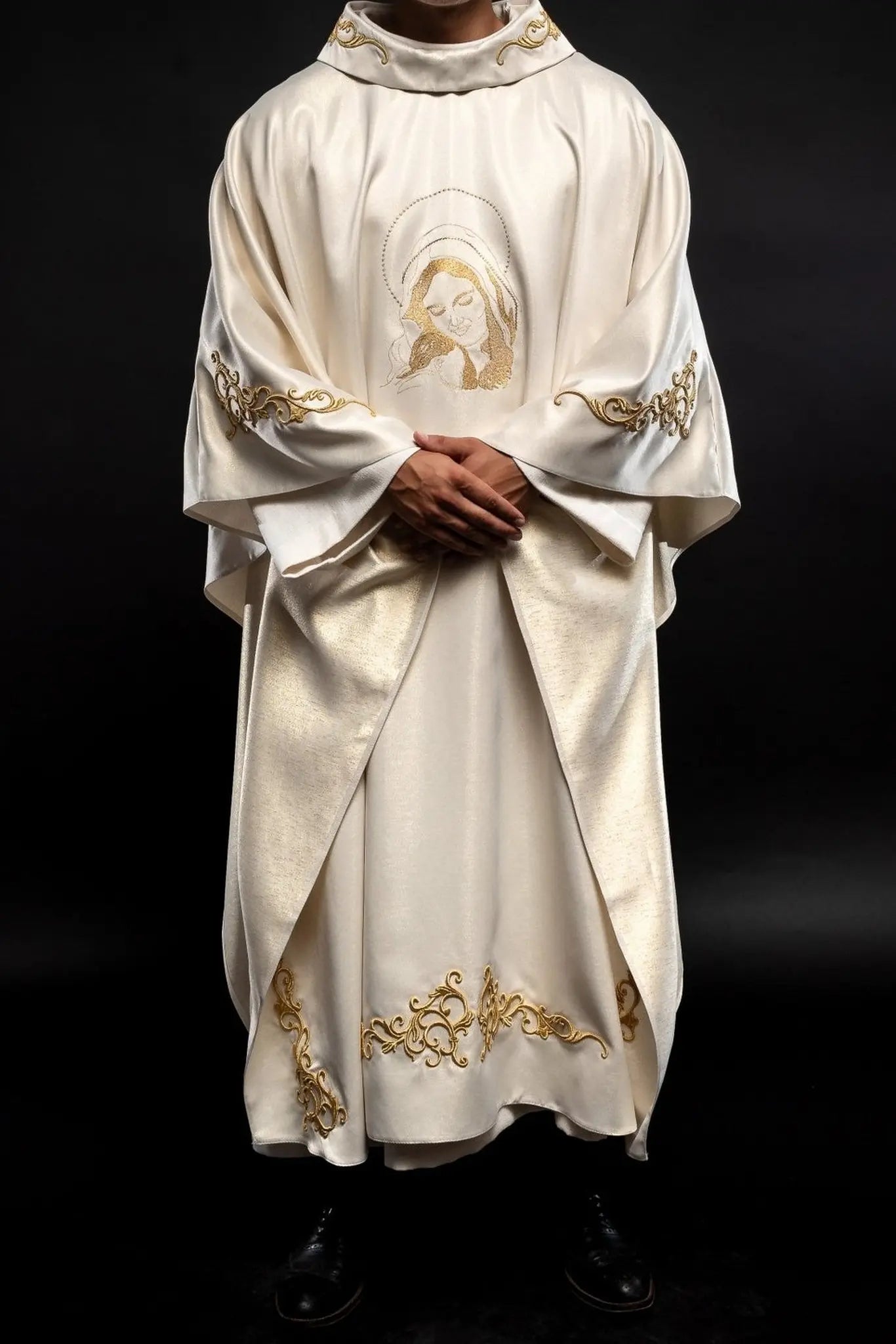 Chasuble liturgique avec l'image de Notre-Dame des Câlins