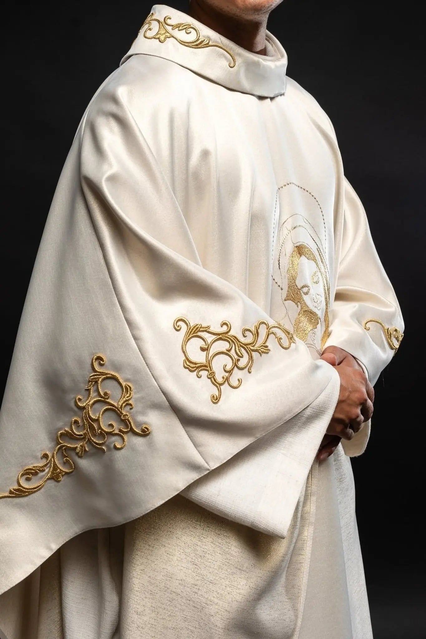 Chasuble liturgique avec l'image de Notre-Dame des Câlins