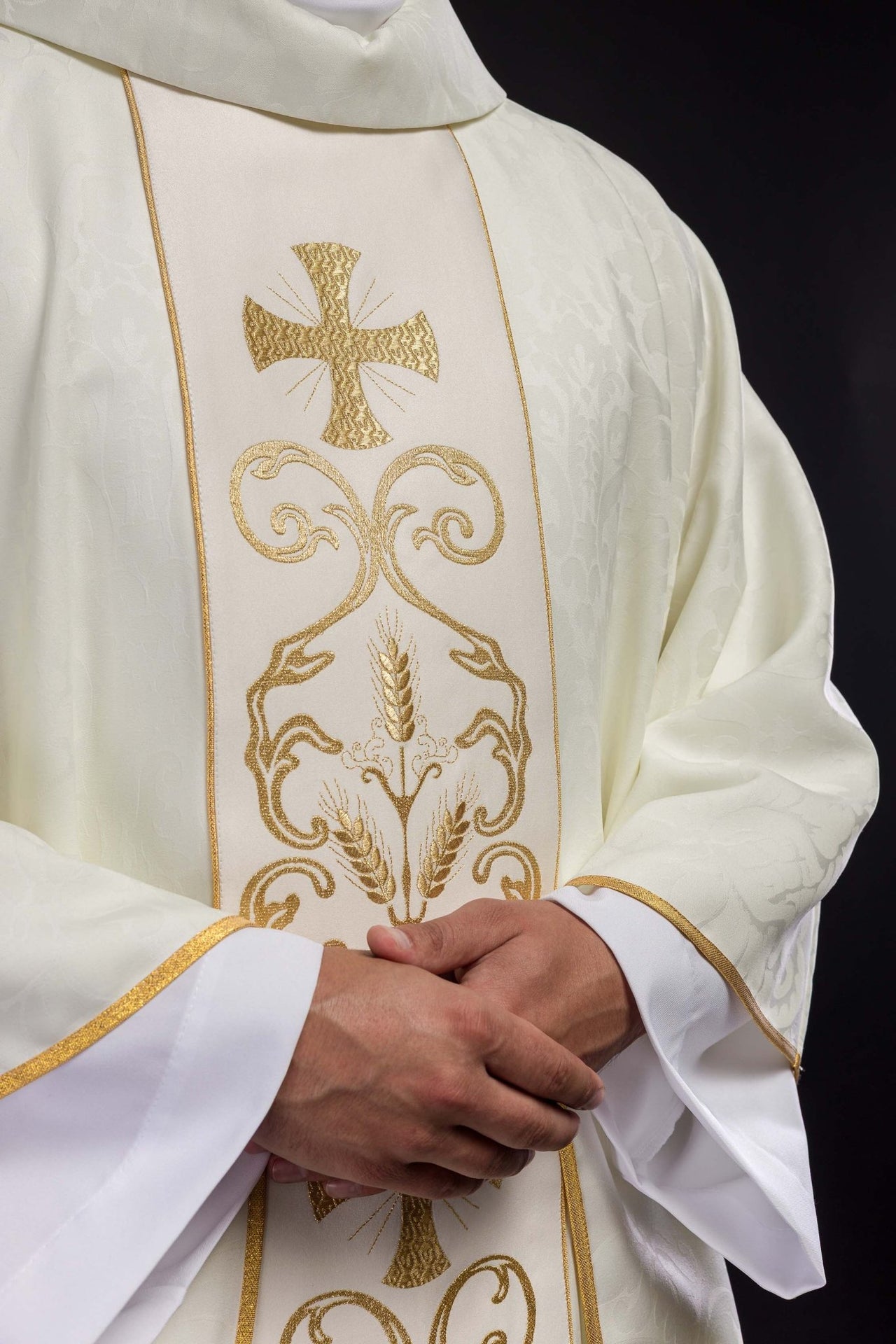 Ornat liturgiczny z zdobionym pasem