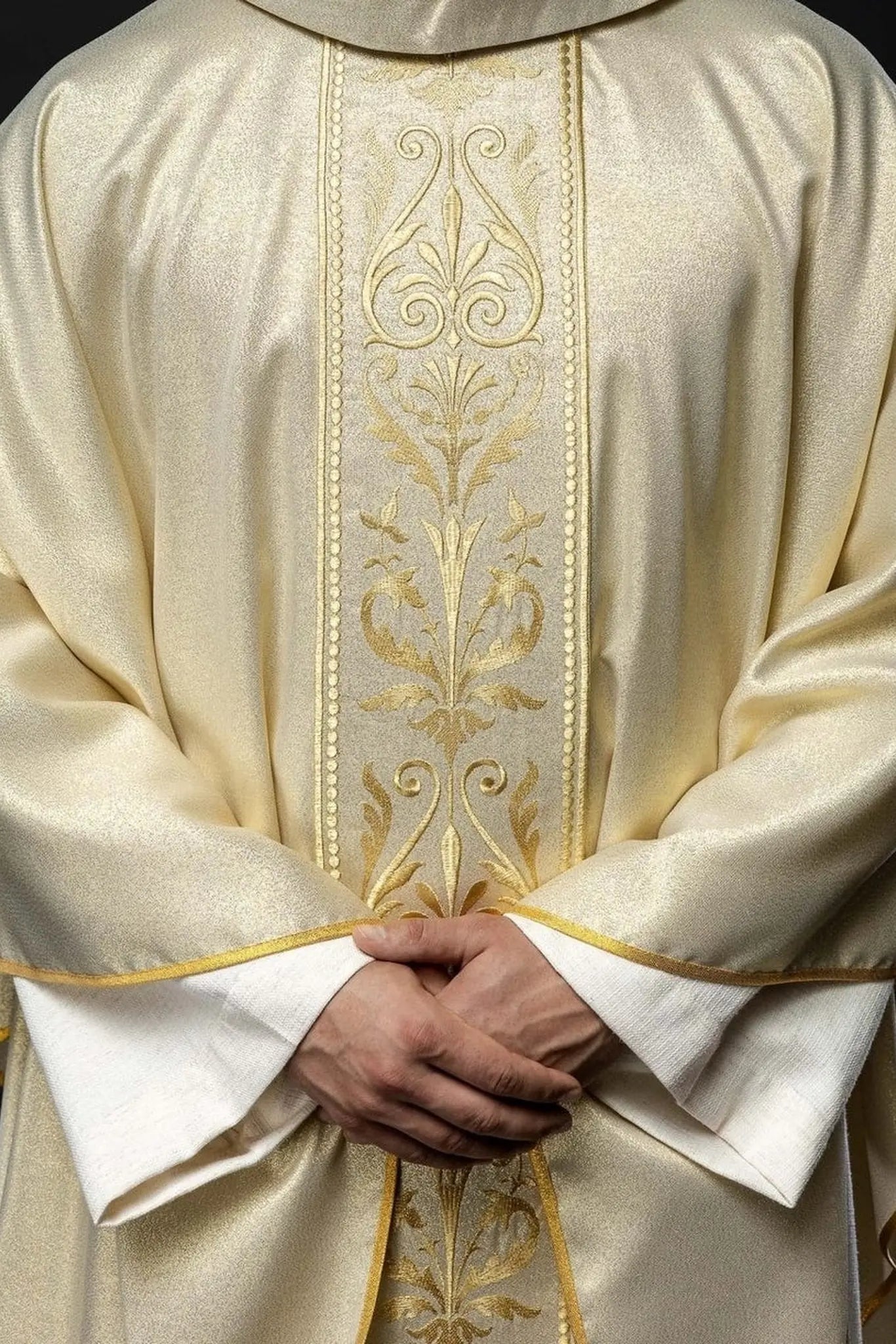 Chasuble liturgique avec ceinture ornée de broderies dorées
