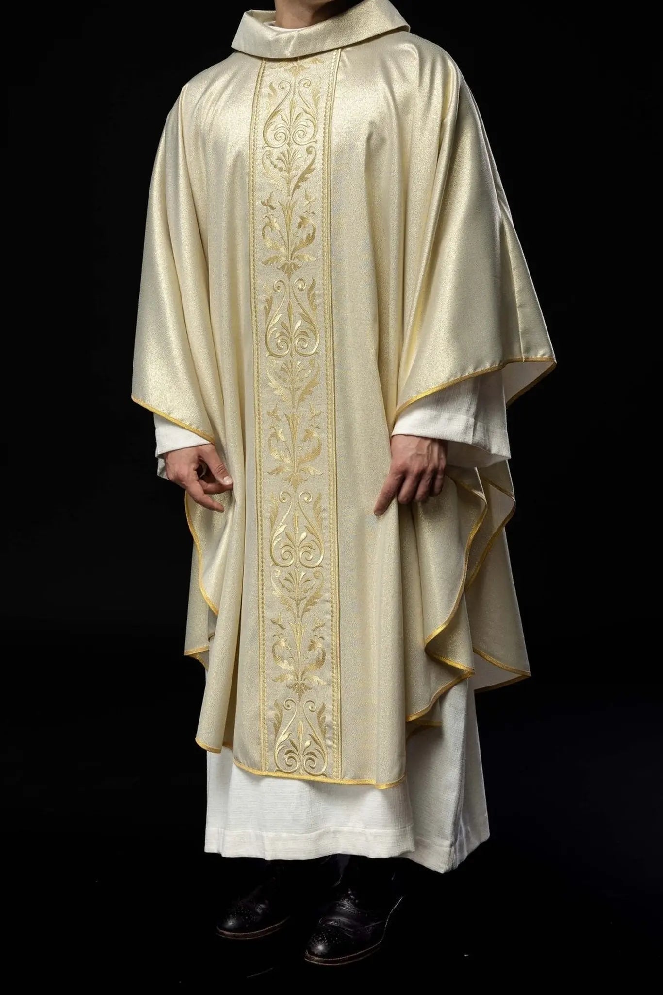 Chasuble liturgique avec ceinture ornée de broderies dorées