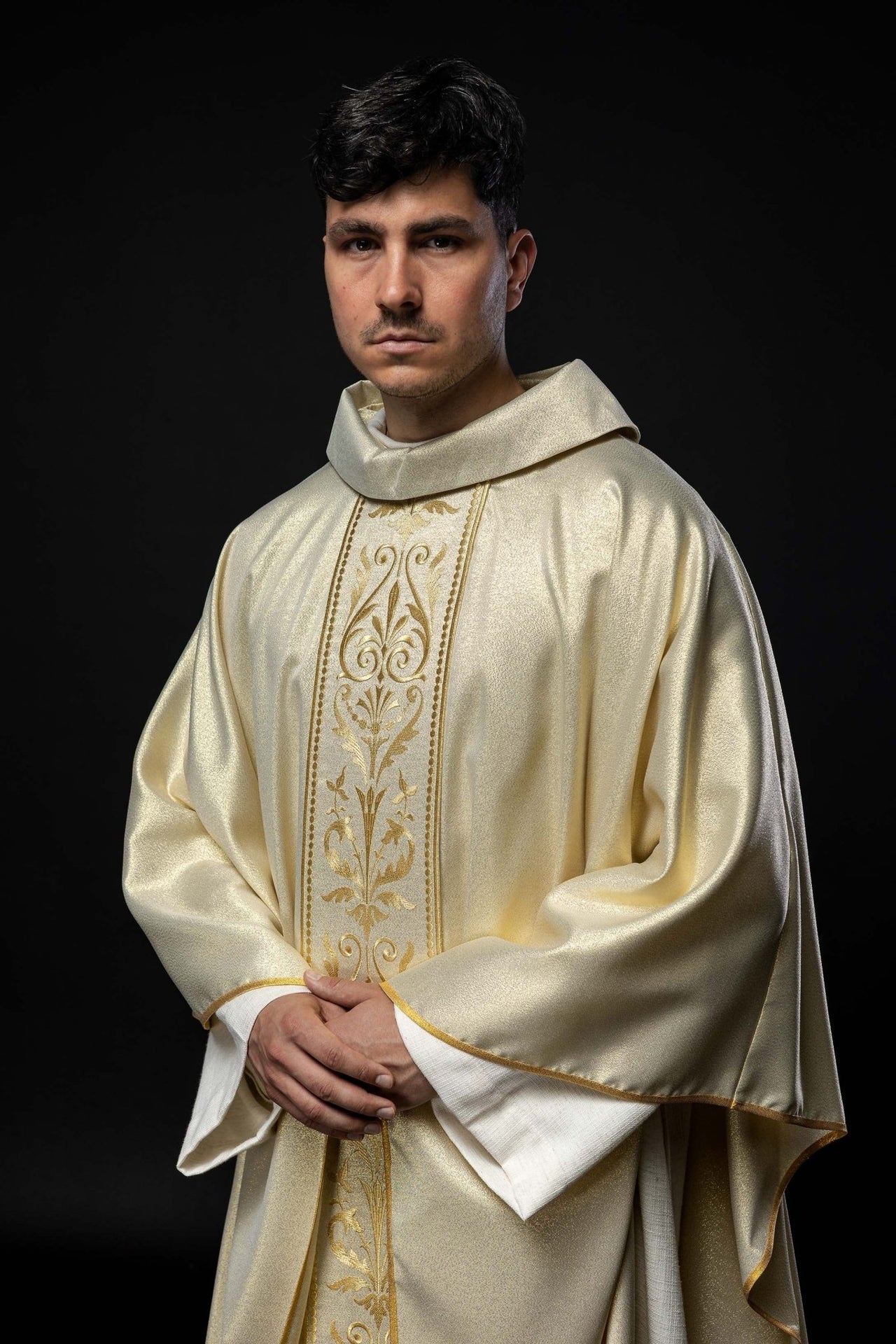 Ornat liturgiczny z zdobionym złotym pasem haftowanym