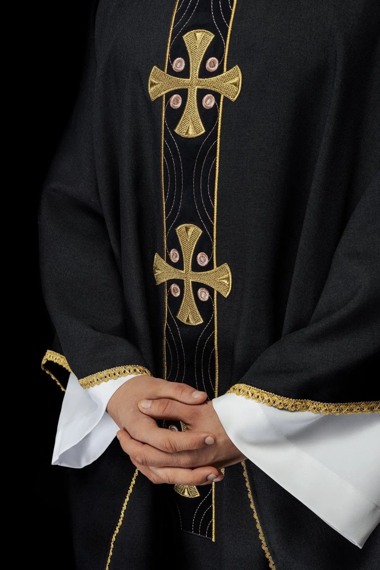 Chasuble avec croix dorées brodées et passepoil de col noir