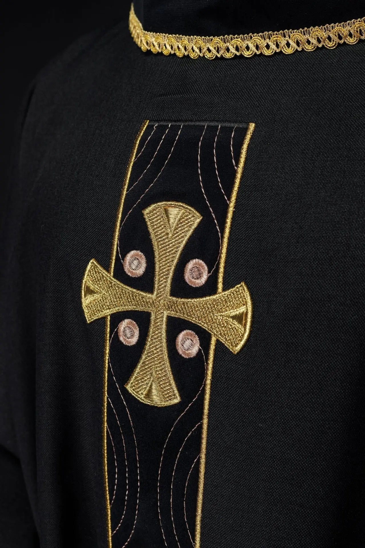 Chasuble avec croix dorées brodées et passepoil de col noir