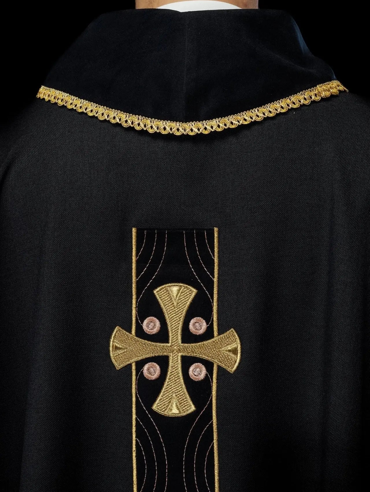 Chasuble avec croix dorées brodées et passepoil de col noir