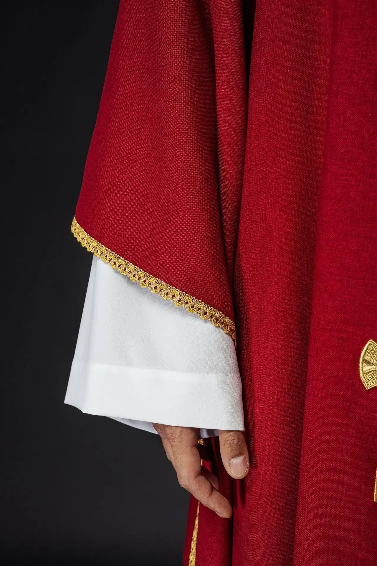 Chasuble avec croix dorées brodées et passepoil de col rouge