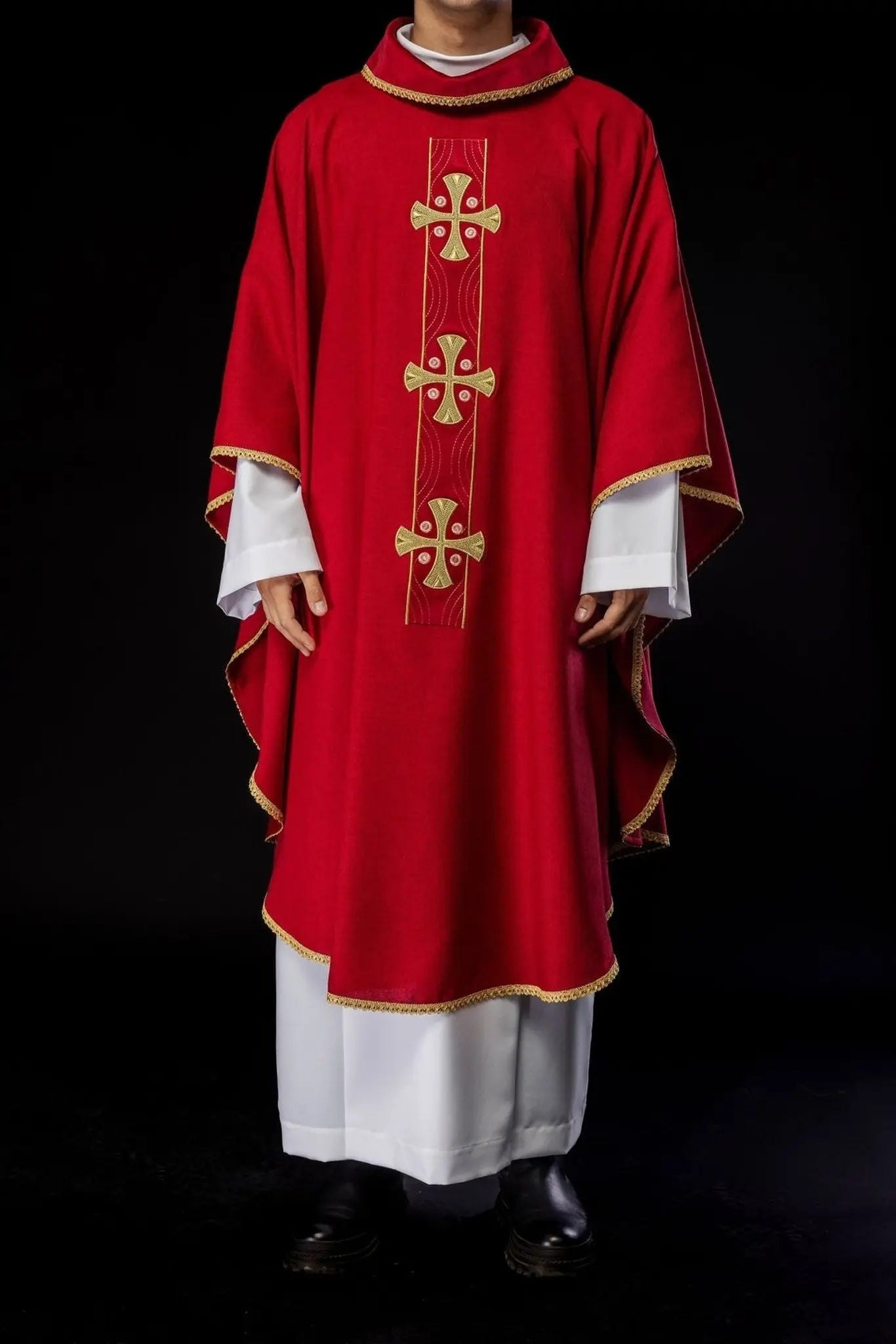 Chasuble avec croix dorées brodées et passepoil de col rouge