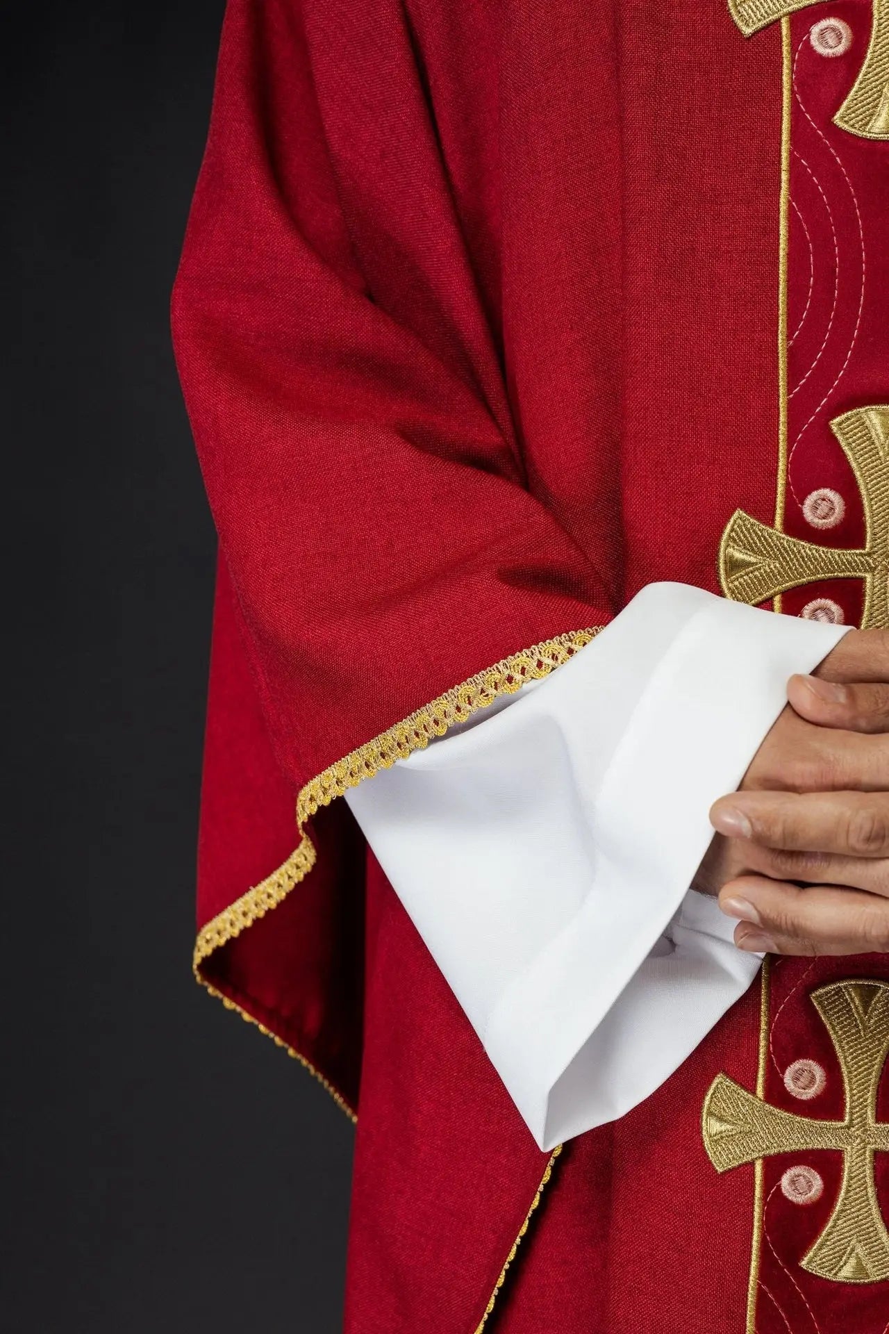 Chasuble avec croix dorées brodées et passepoil de col rouge