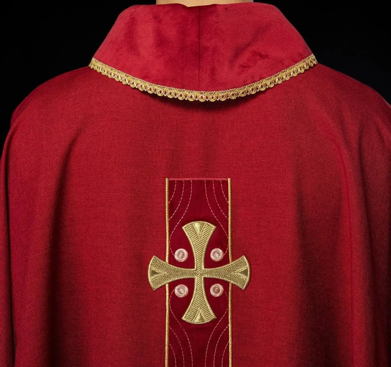 Chasuble avec croix dorées brodées et passepoil de col rouge