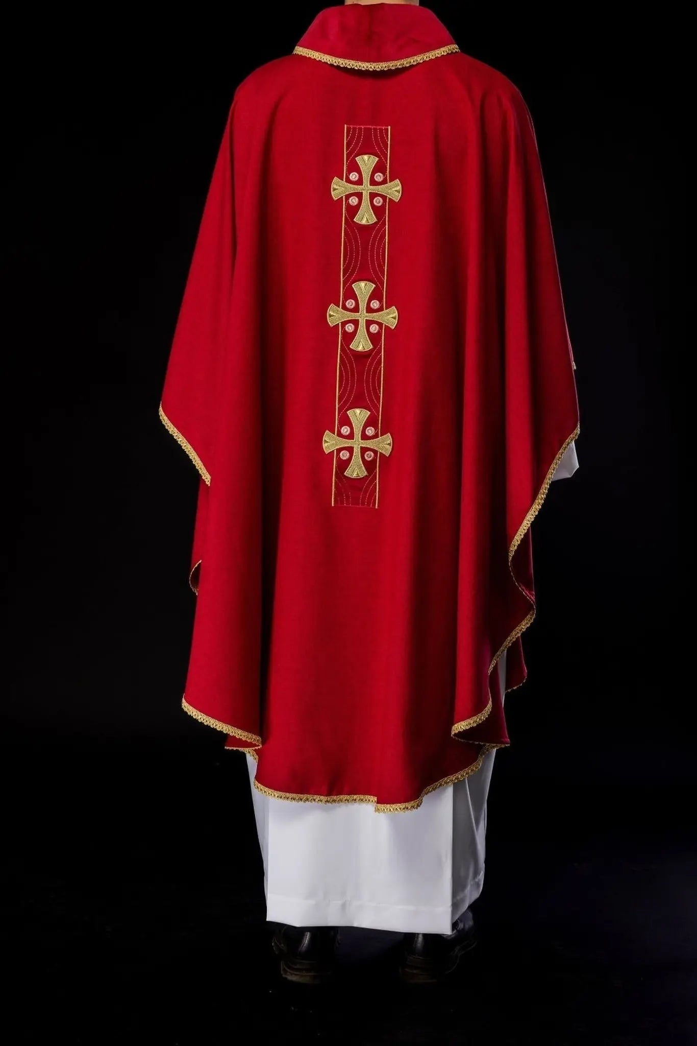 Chasuble avec croix dorées brodées et passepoil de col rouge