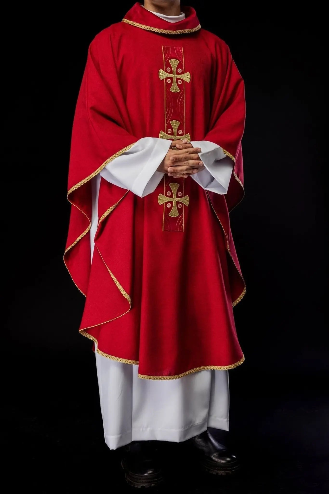 Chasuble avec croix dorées brodées et passepoil de col rouge