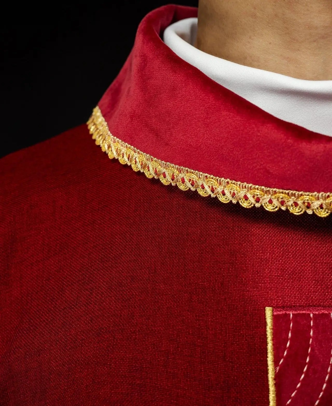 Chasuble avec croix dorées brodées et passepoil de col rouge