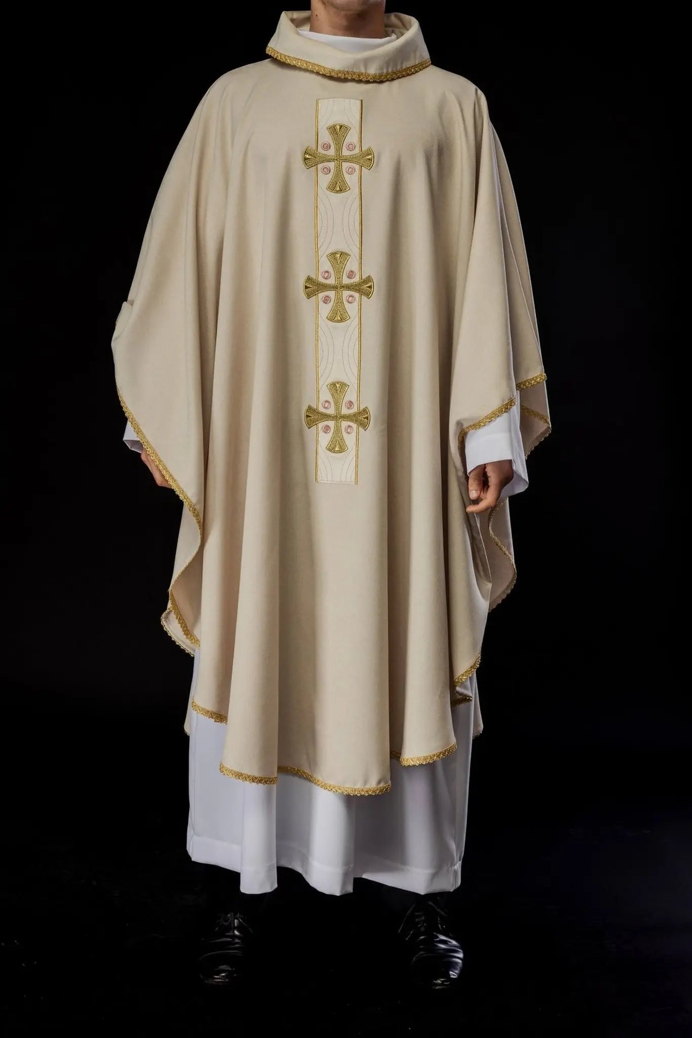 Chasuble avec croix dorées brodées et bordure de col en couleur écrue