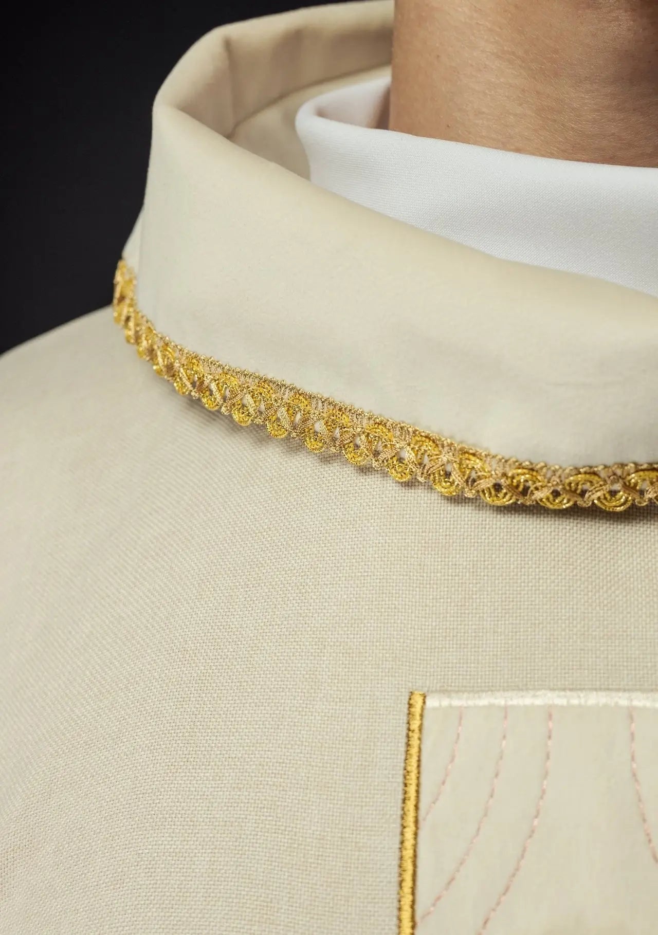 Chasuble avec croix dorées brodées et bordure de col en couleur écrue