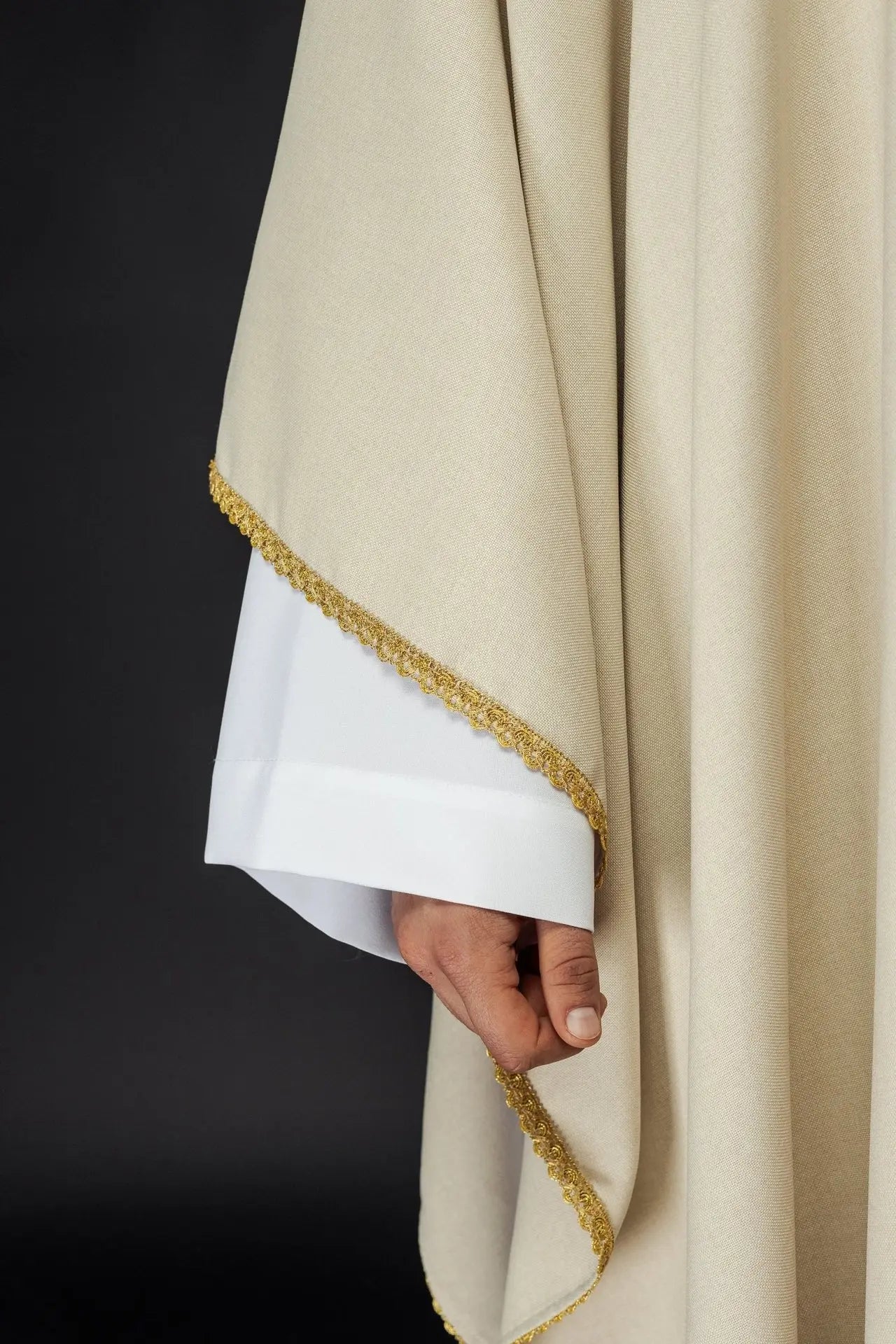 Chasuble avec croix dorées brodées et bordure de col en couleur écrue
